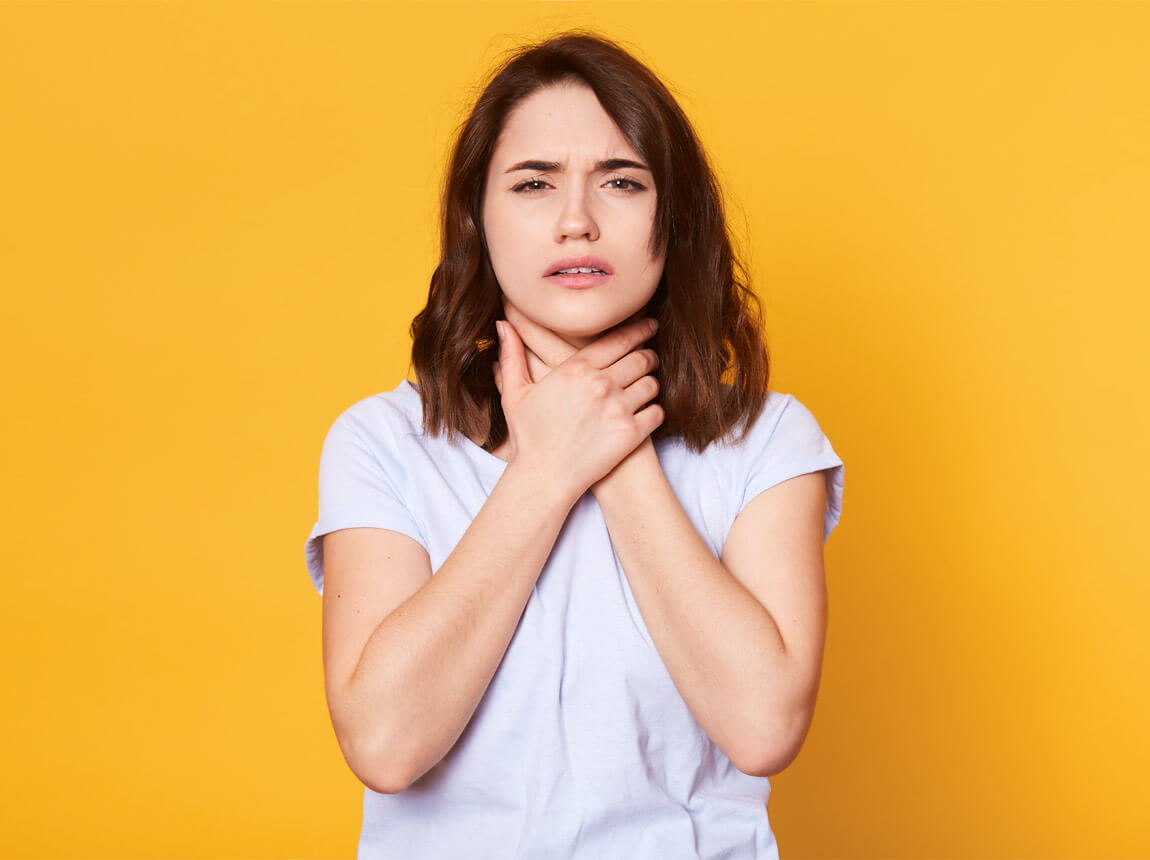 reflux - žena si drží hrdlo 