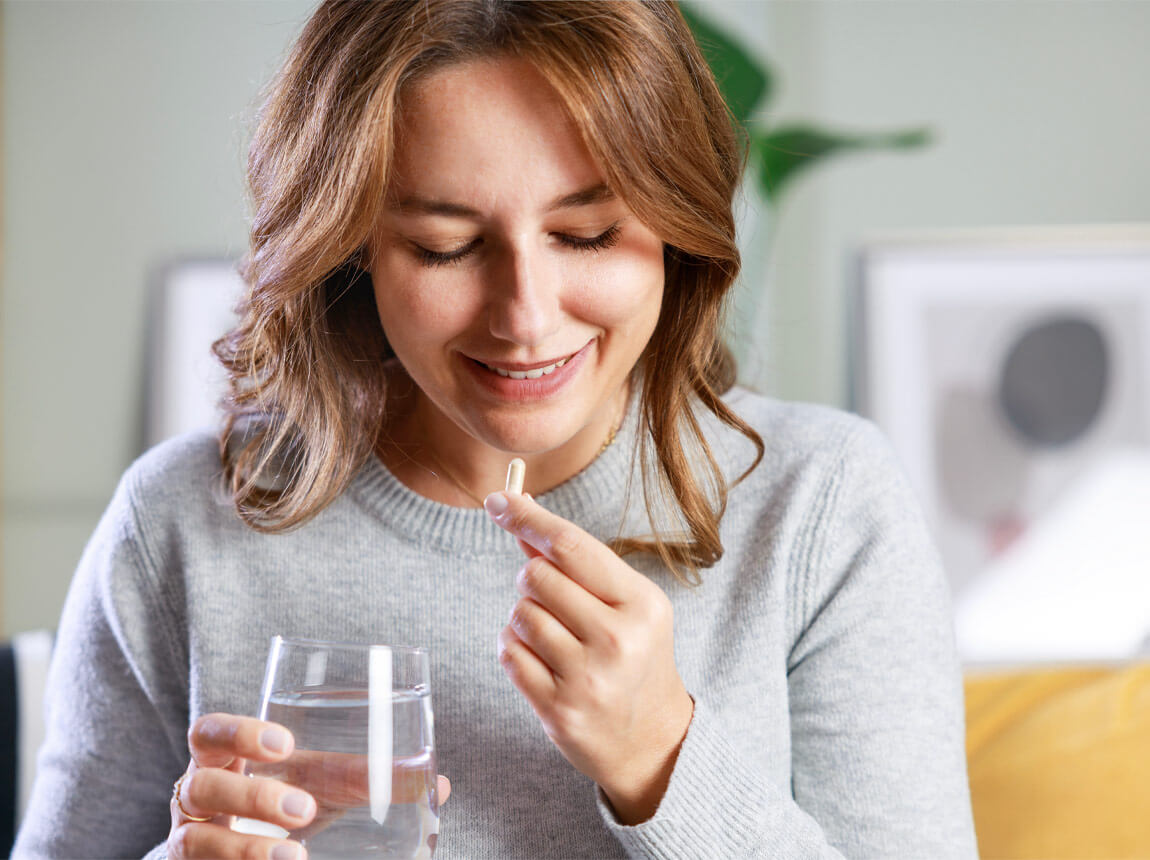 žena s kapslemi - vitamíny a minerály