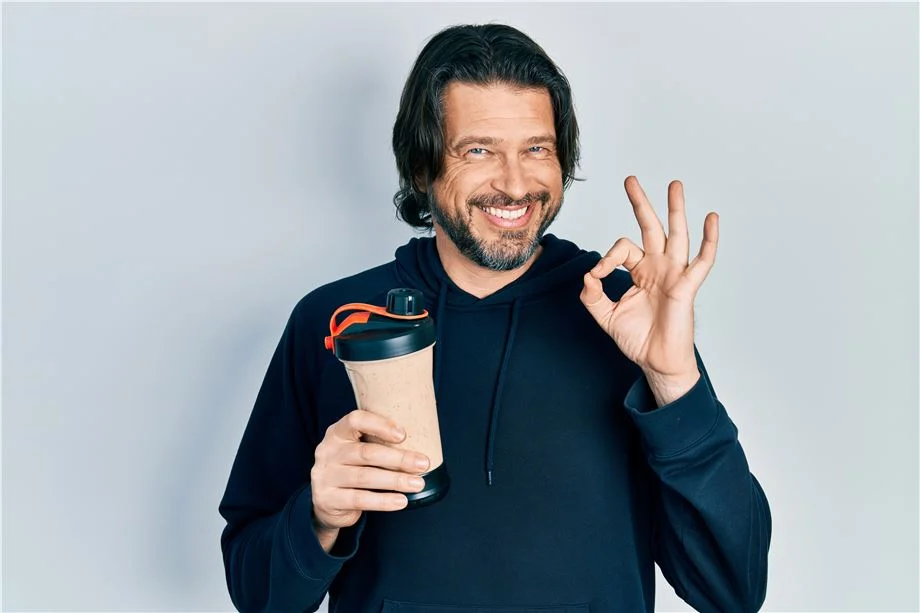 starší muž s proteinovým koktejlem 