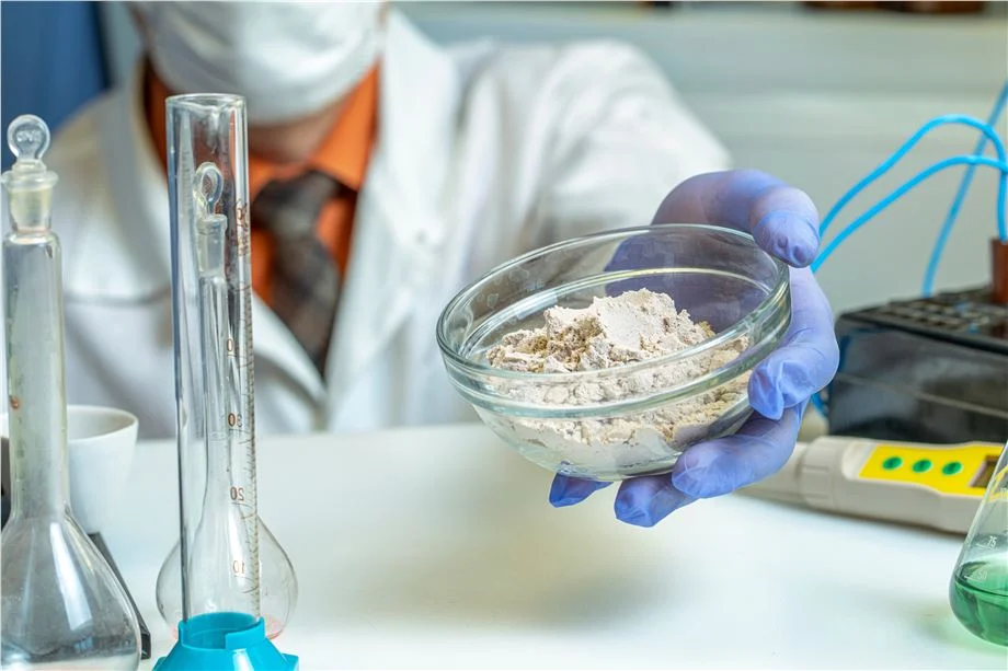 proteinová výživa - vědec v laboratoři 