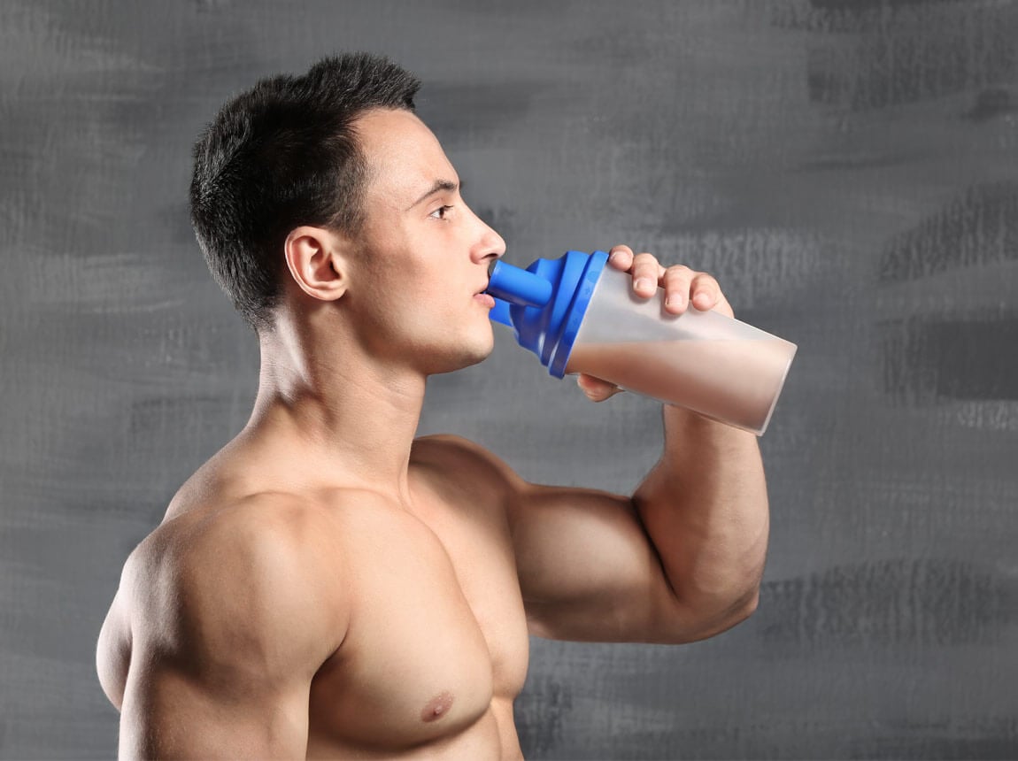 muž - proteinový koktejl 