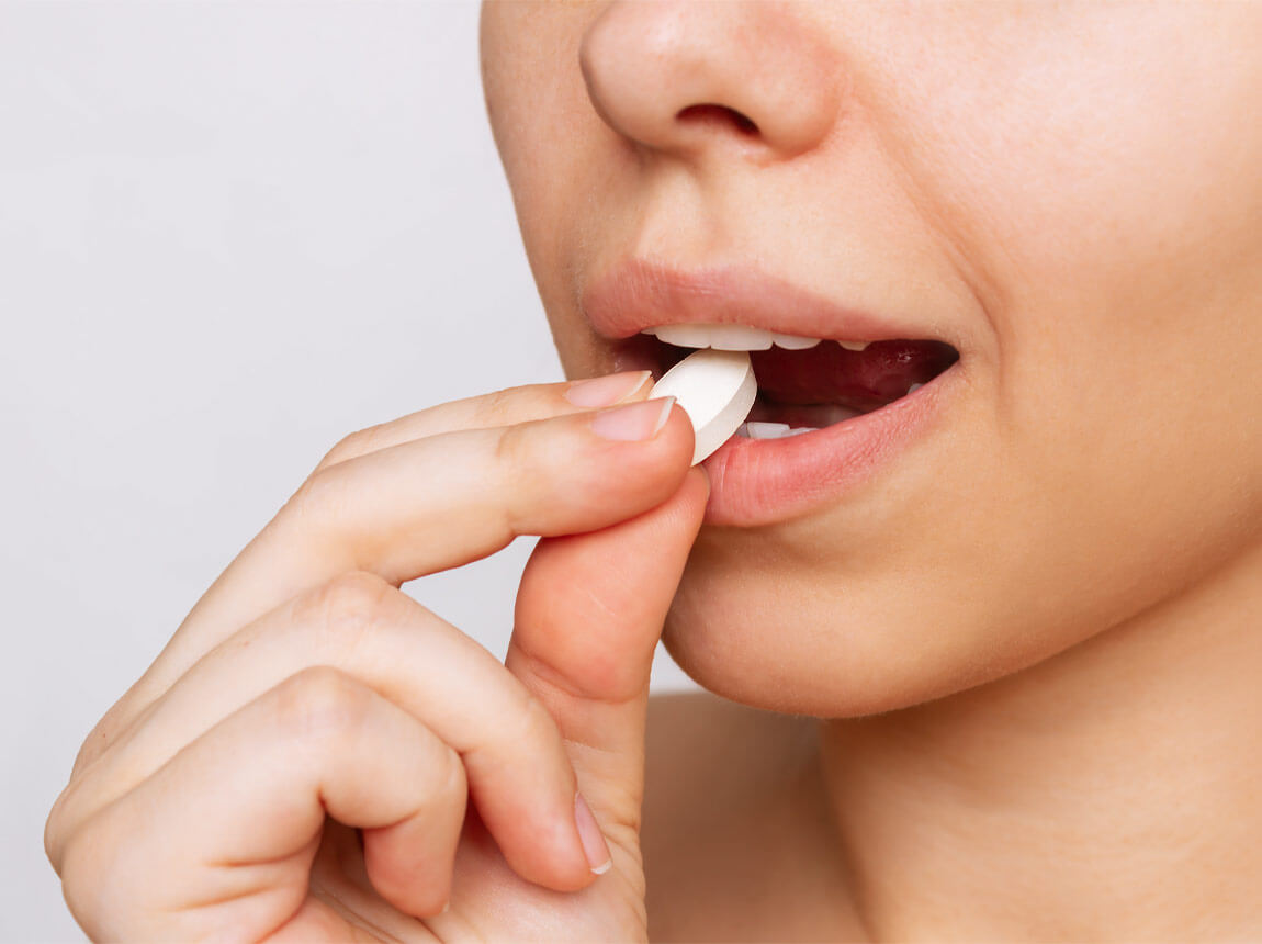 zinek na sání - žena s tabletou 