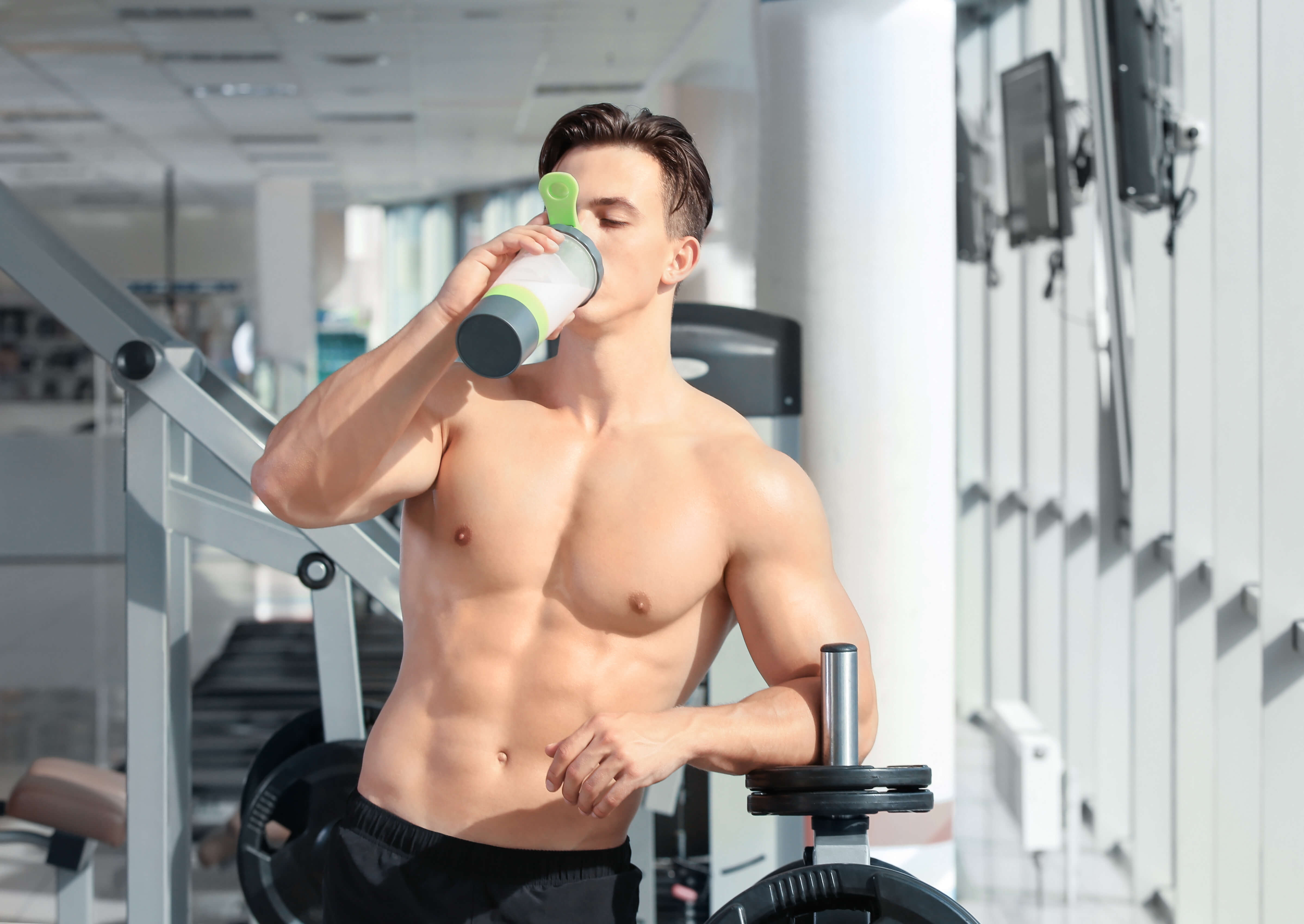 muž s proteinovým koktejlem 