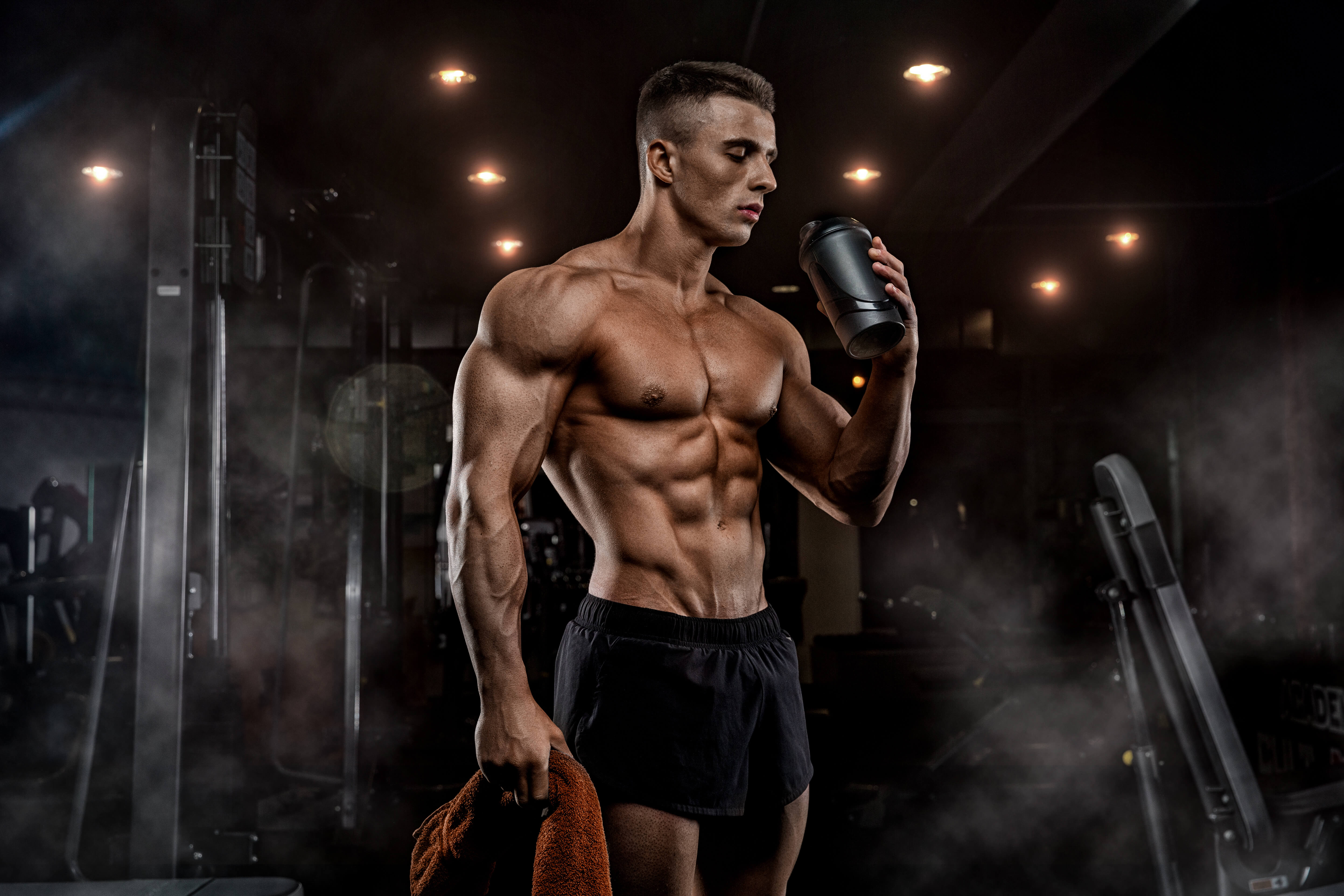 doplňky stravy - muž v posilovně 