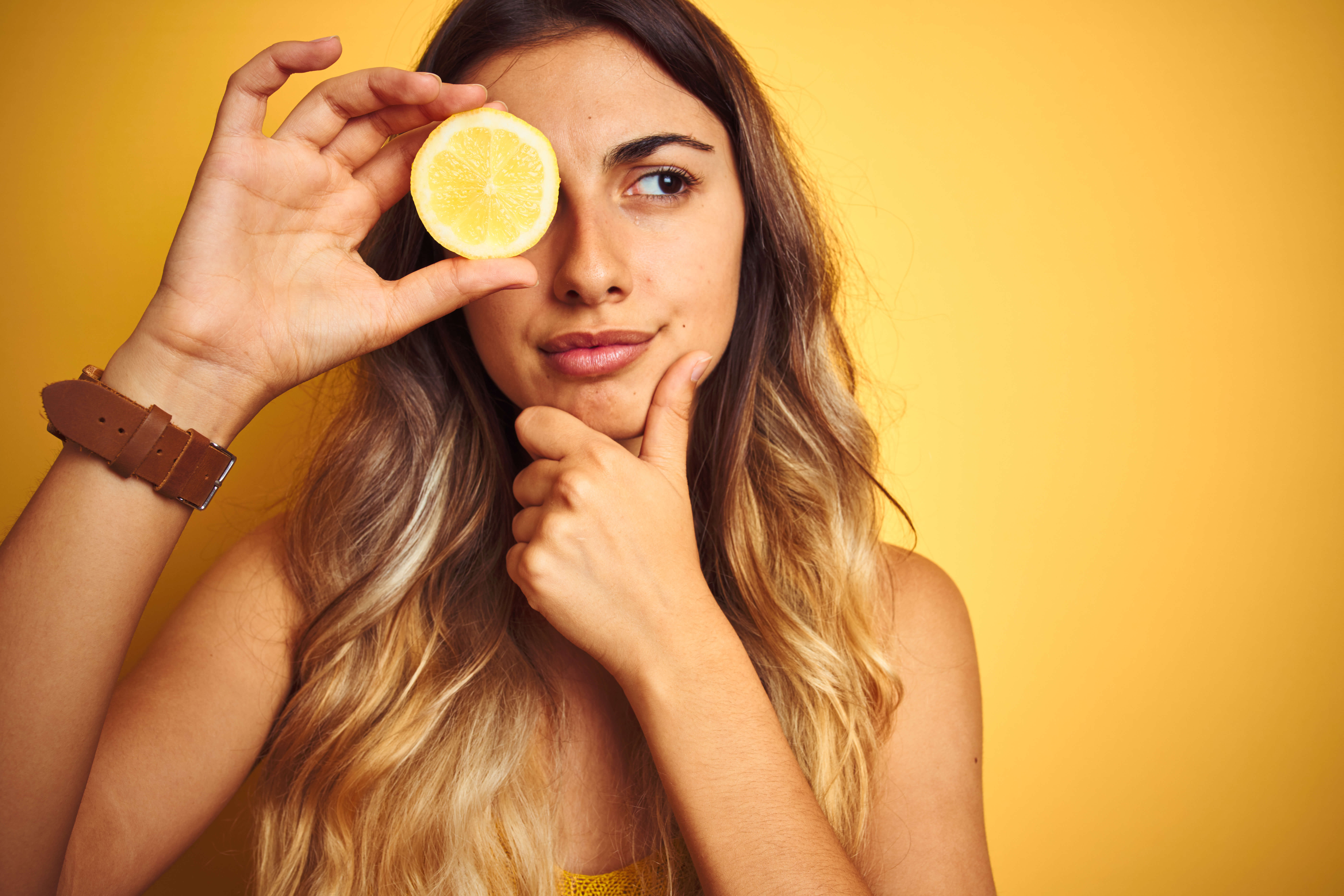 žena s citronem - vitamin C 