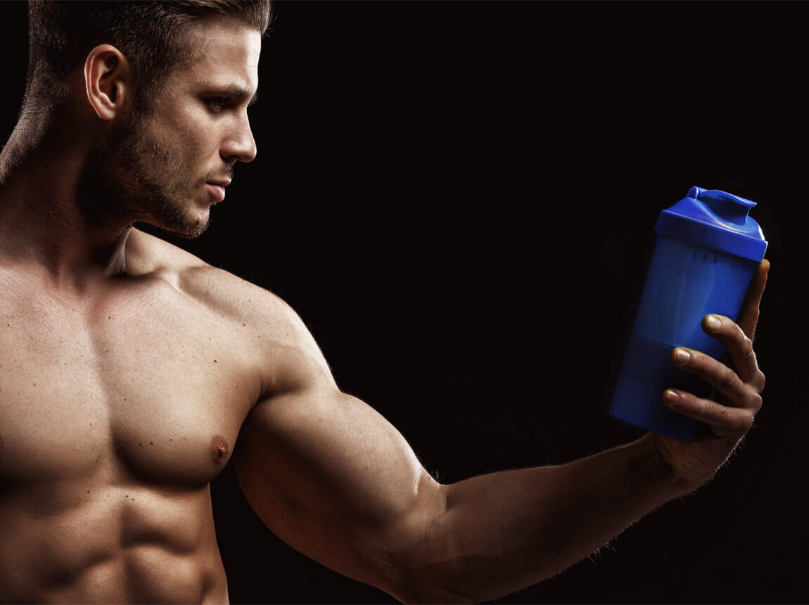 muž s proteinovým koktejlem 