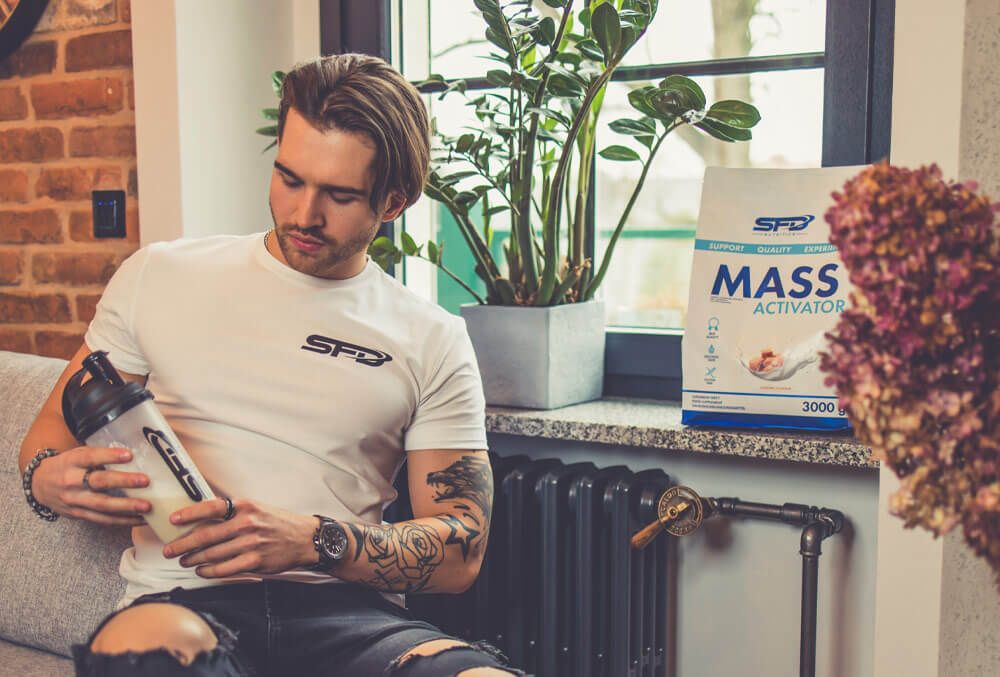 muž s koktejlem - gainer 