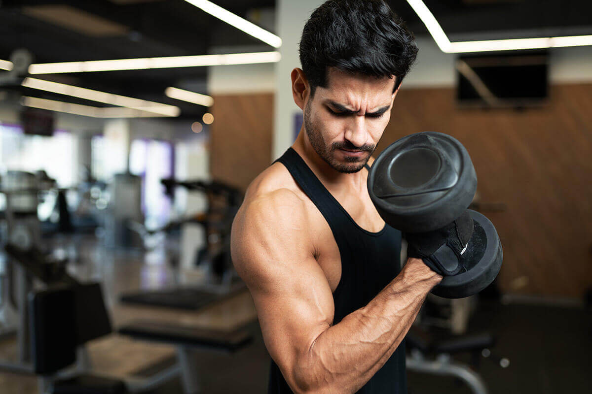 muži - trénink bicepsů 