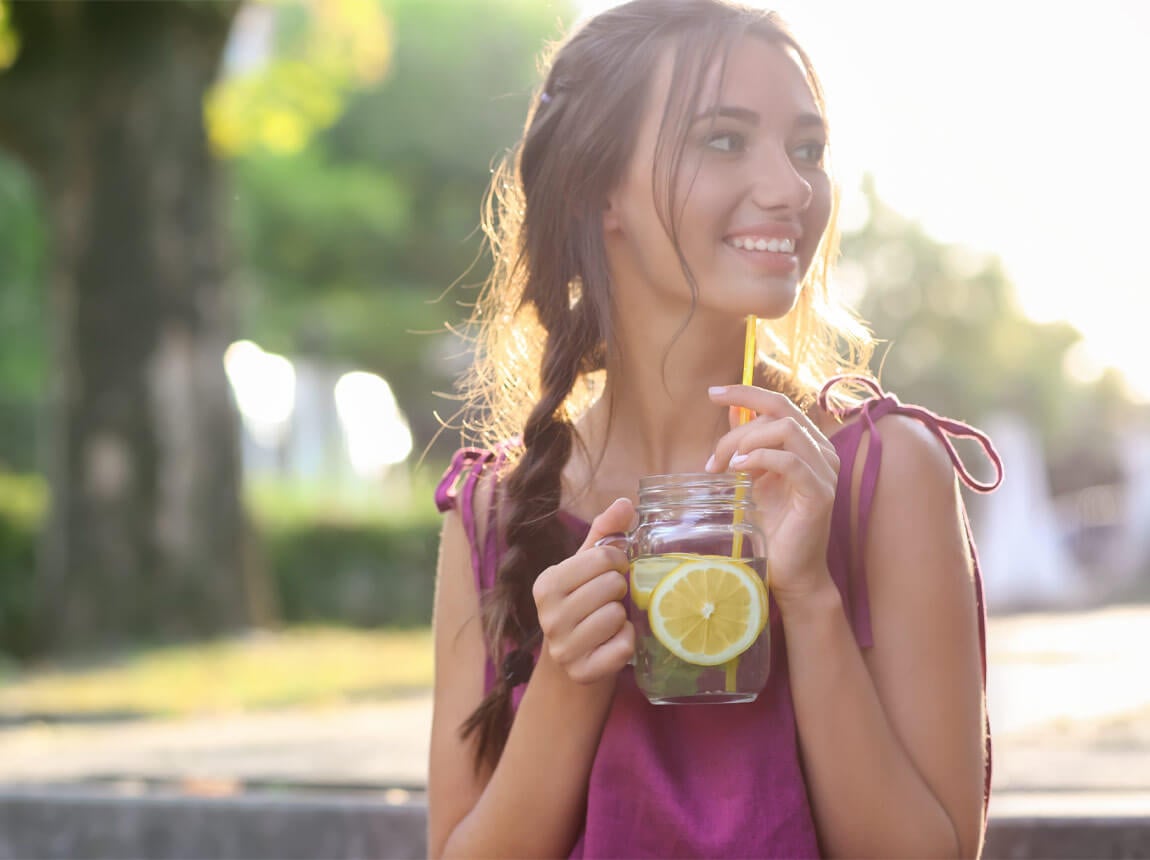 žena - pitná voda s citronem 