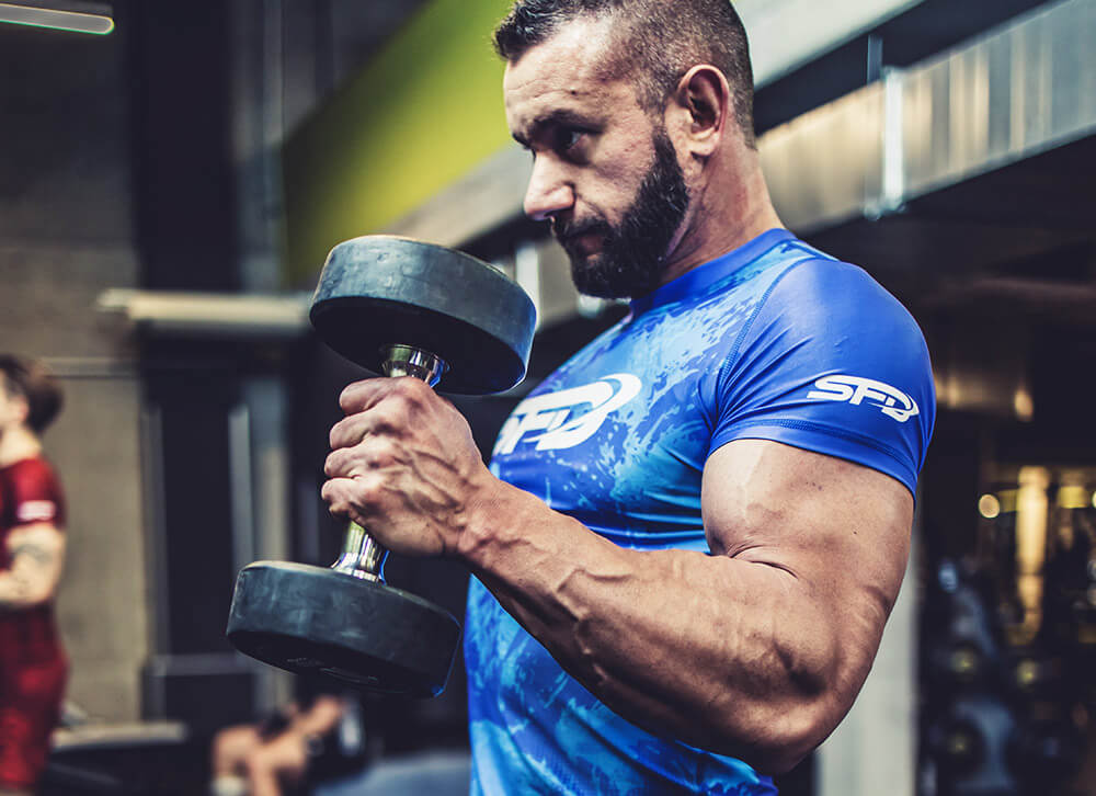 silový trénink v posilovně