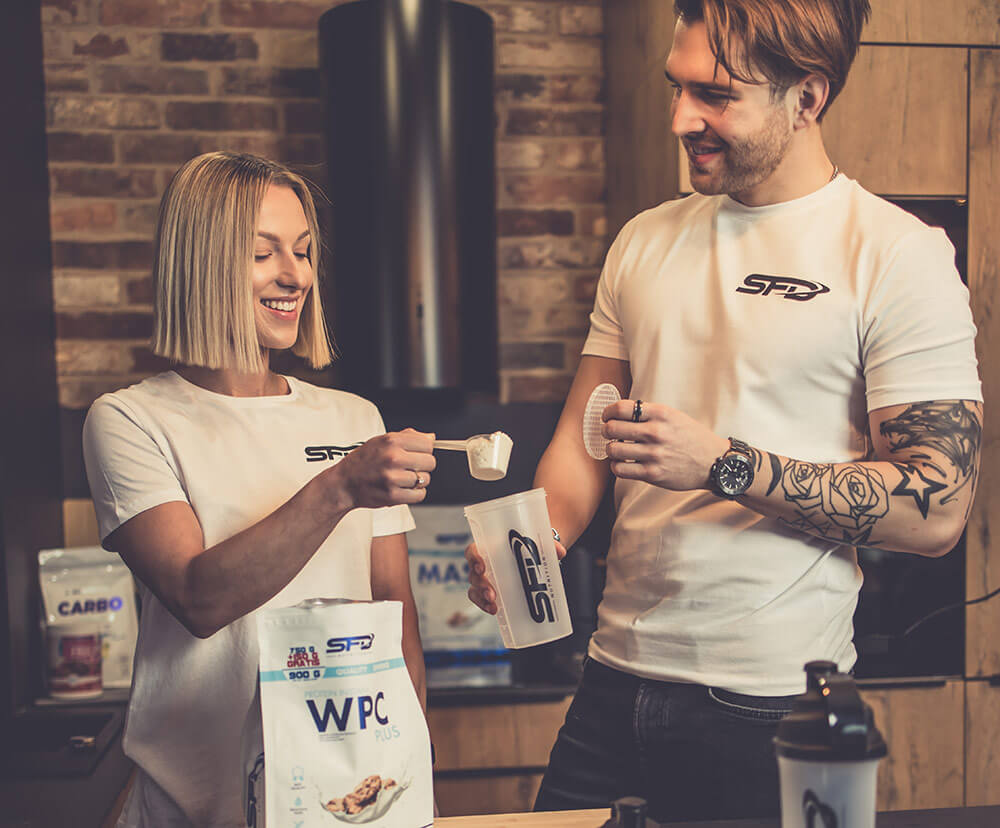 pár používající proteinové doplňky