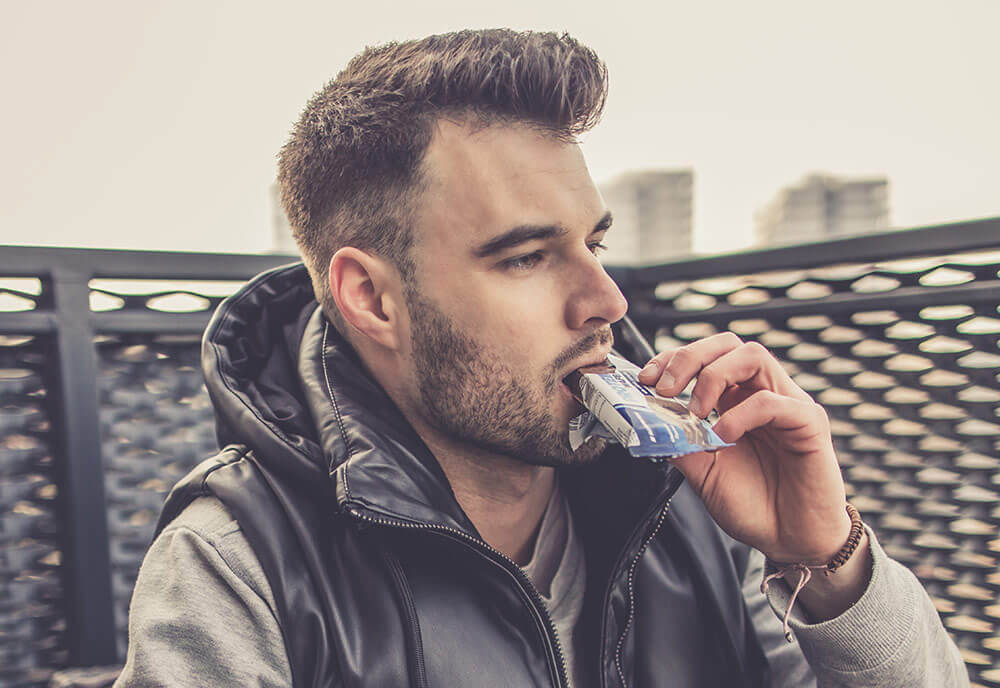 muž jí proteinovou tyčinku