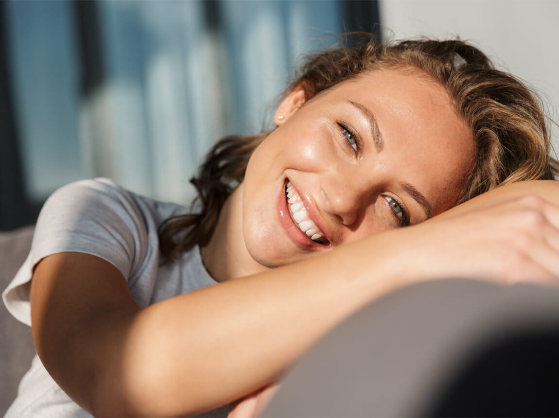 Usměvavá žena - dobré pro outfit 