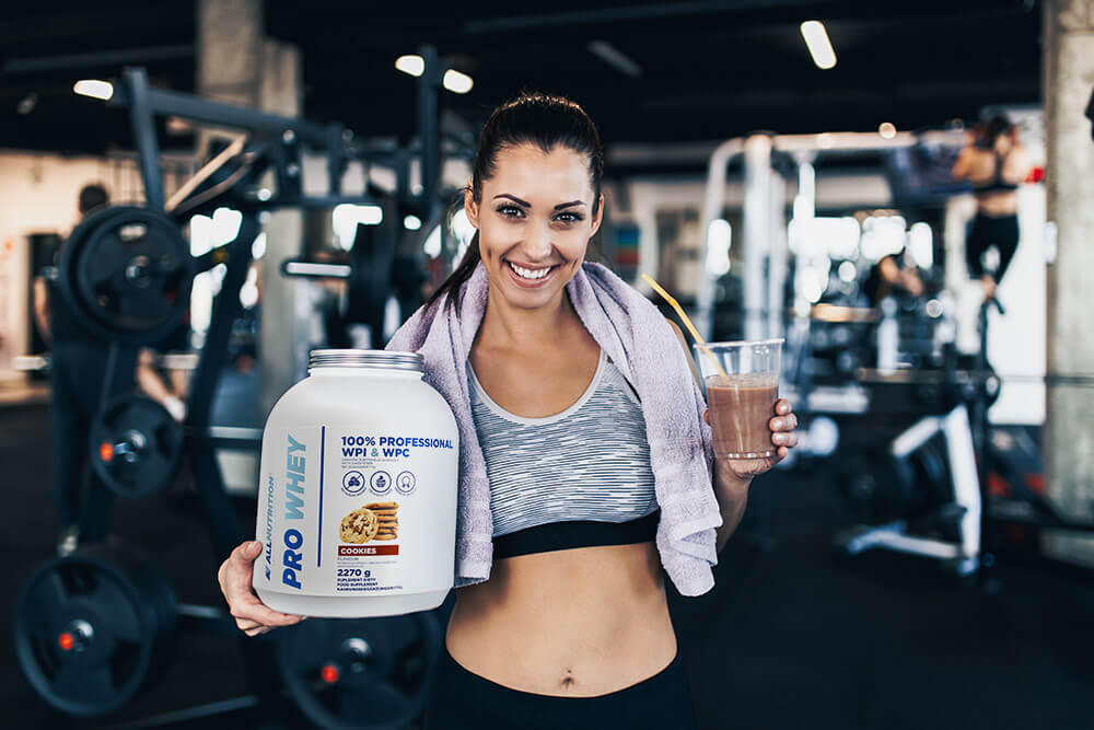 žena s proteinovými doplňky WPC a WPI