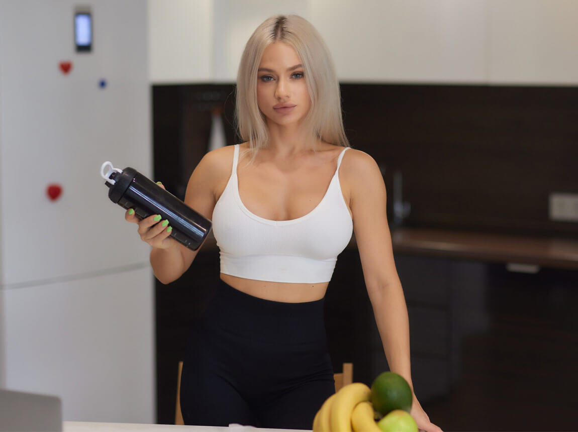 žena - proteinový koktejl 