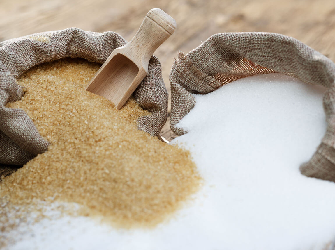 bílý a hnědý cukr 