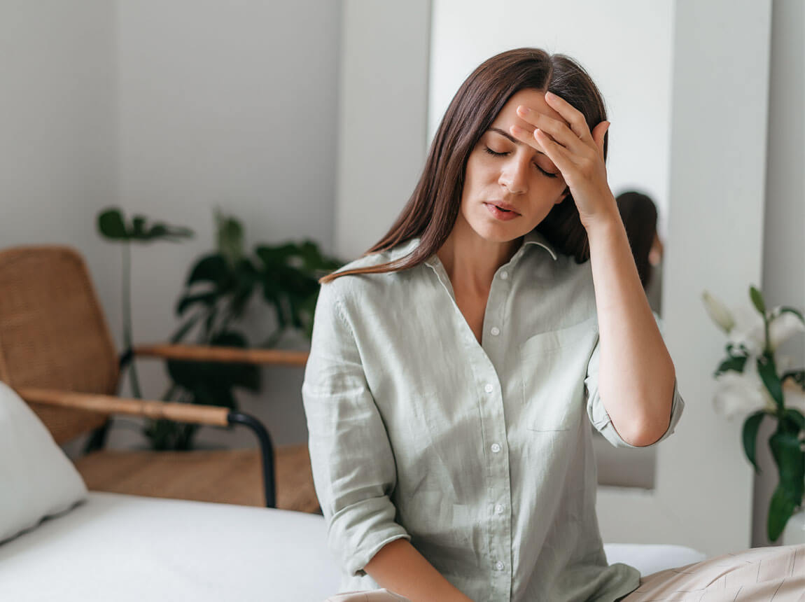 nedostatek železa - žena s bolestí hlavy 