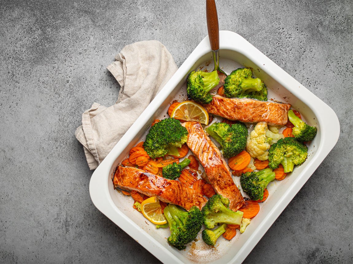 Pečený losos s brokolicí a květákem