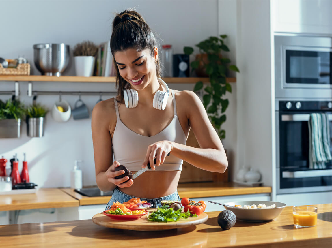 žena v kuchyni - zdravá výživa, dieta, hubnutí 