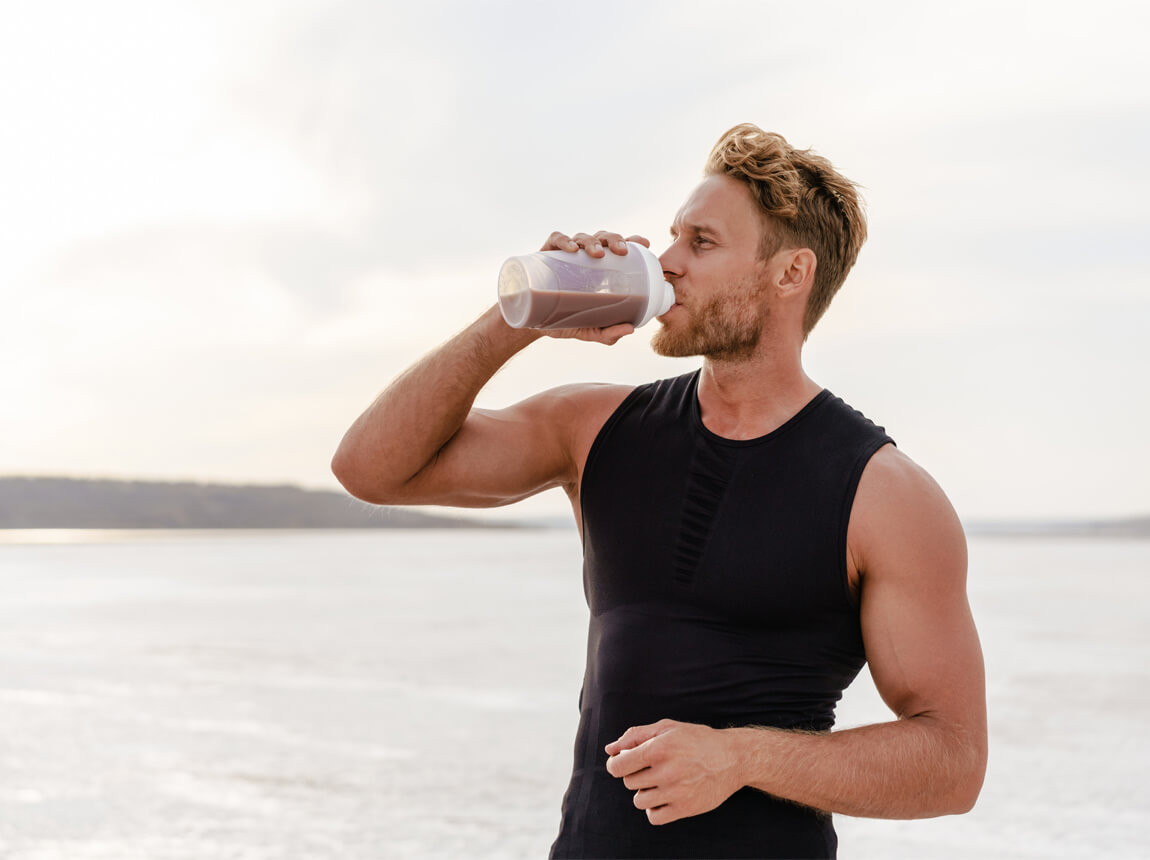 muž s proteinovým koktejlem 