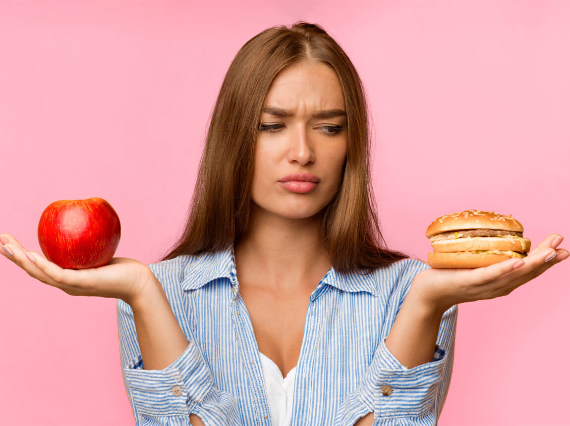 přemýšlivá žena - hamburger a jablko 