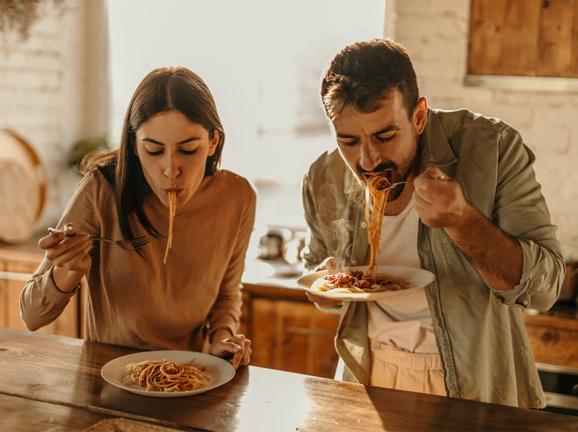 chutné jídlo, muž a žena v kuchyni 