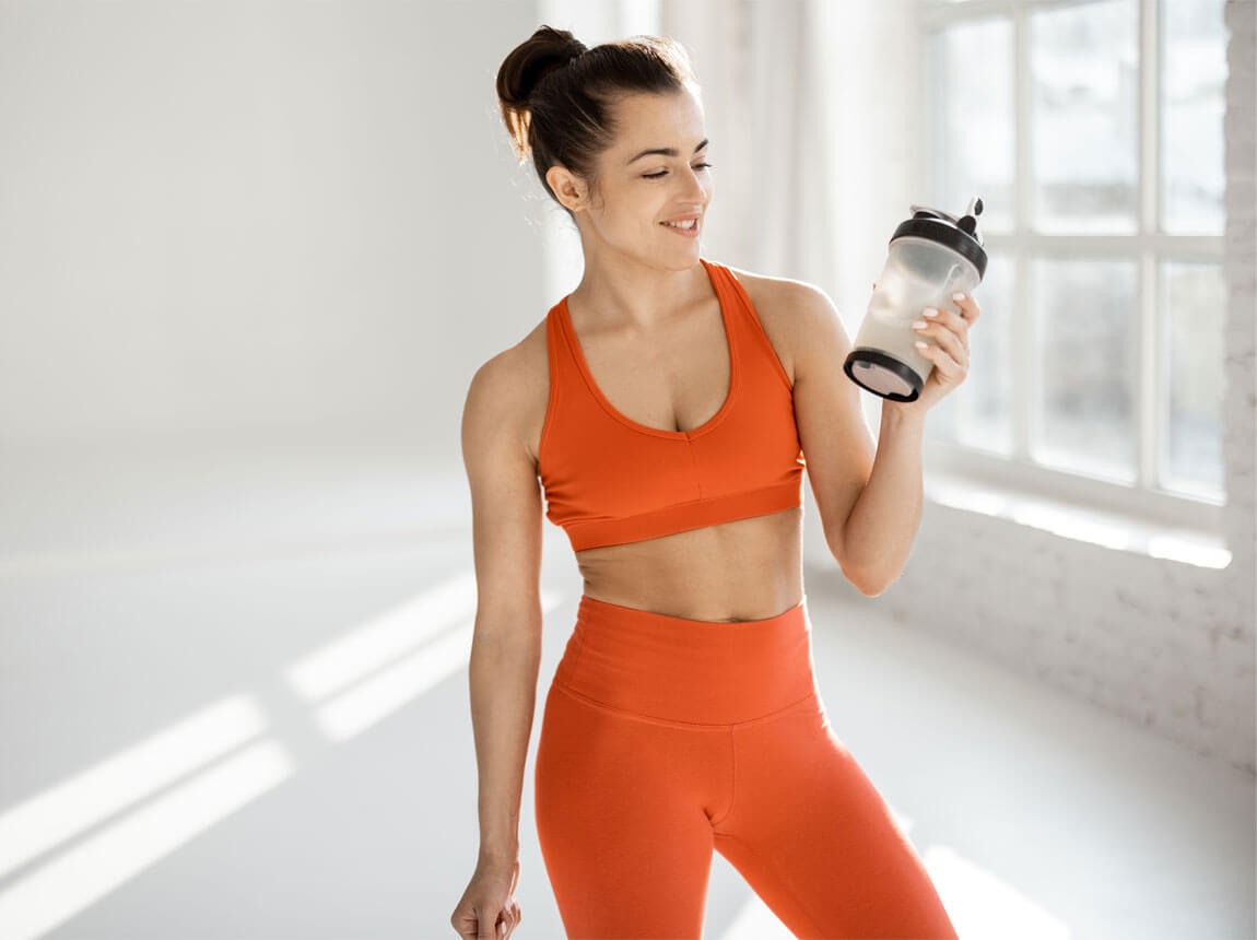 žena s proteinovým koktejlem 