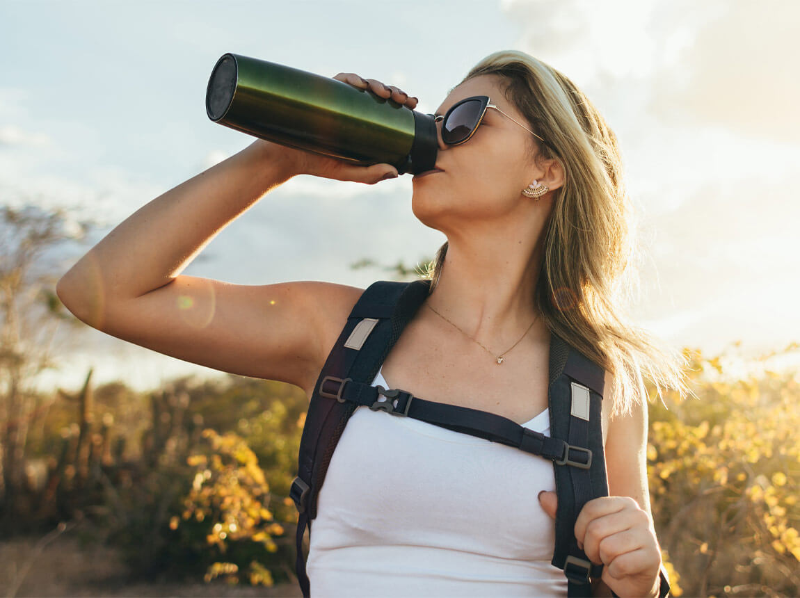 žena - hydratace, horská turistika 
