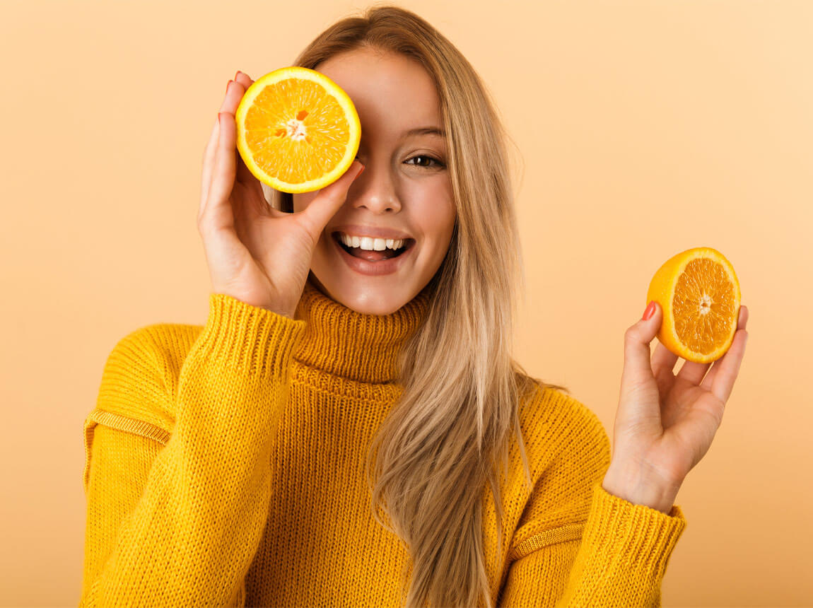 žena s pomerančem - zimní vitamíny 