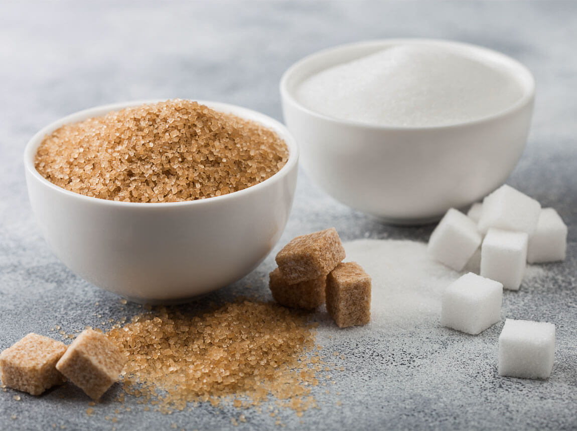 bílý a hnědý cukr 