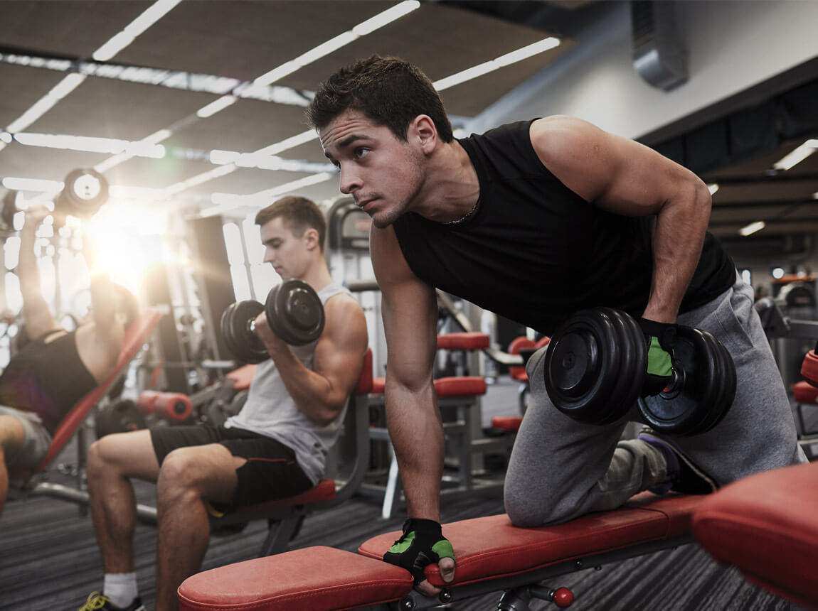 mladí muži v tělocvičně 