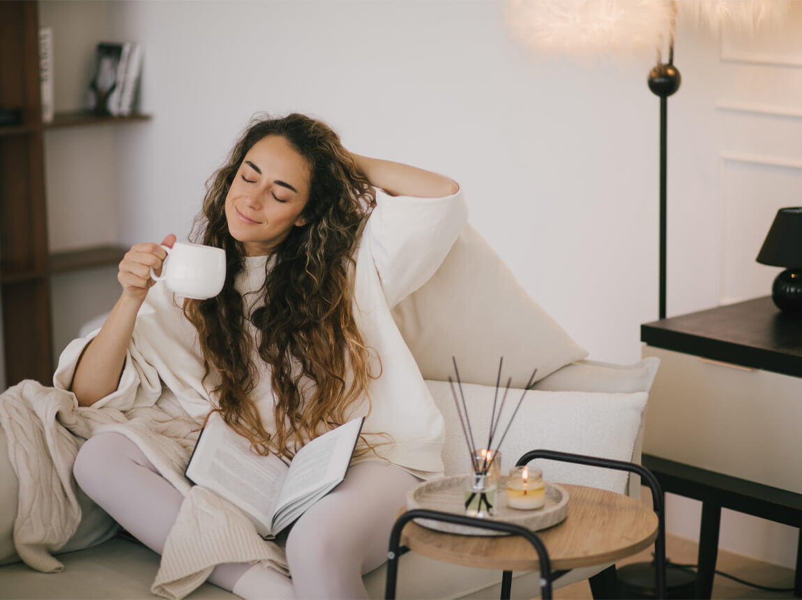 žena s hrnkem čaje 