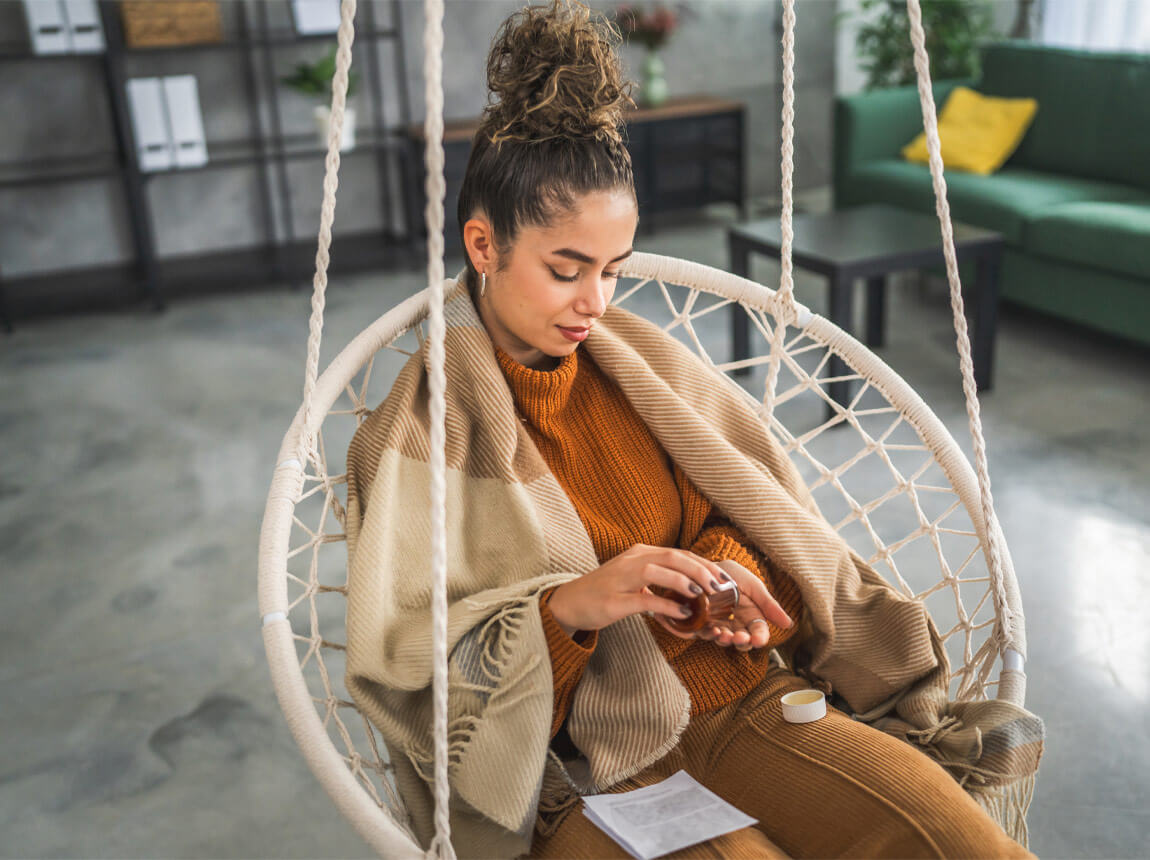 žena s koenzymovou kapslí q10