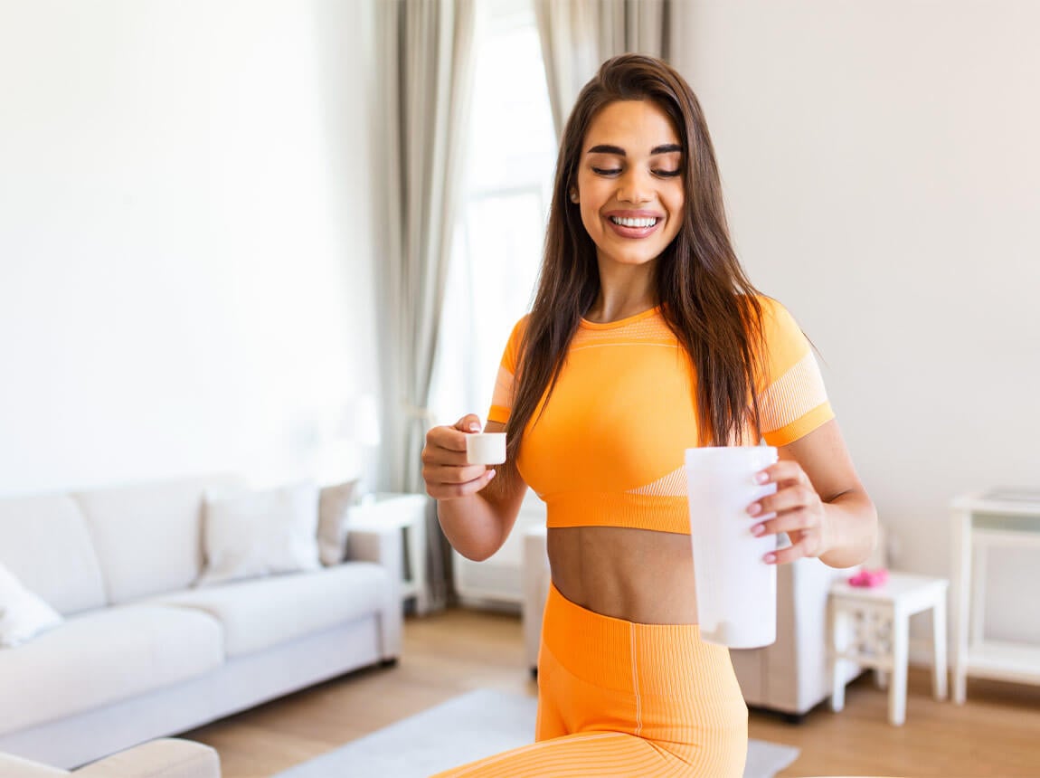 žena s proteinovým doplňkem 