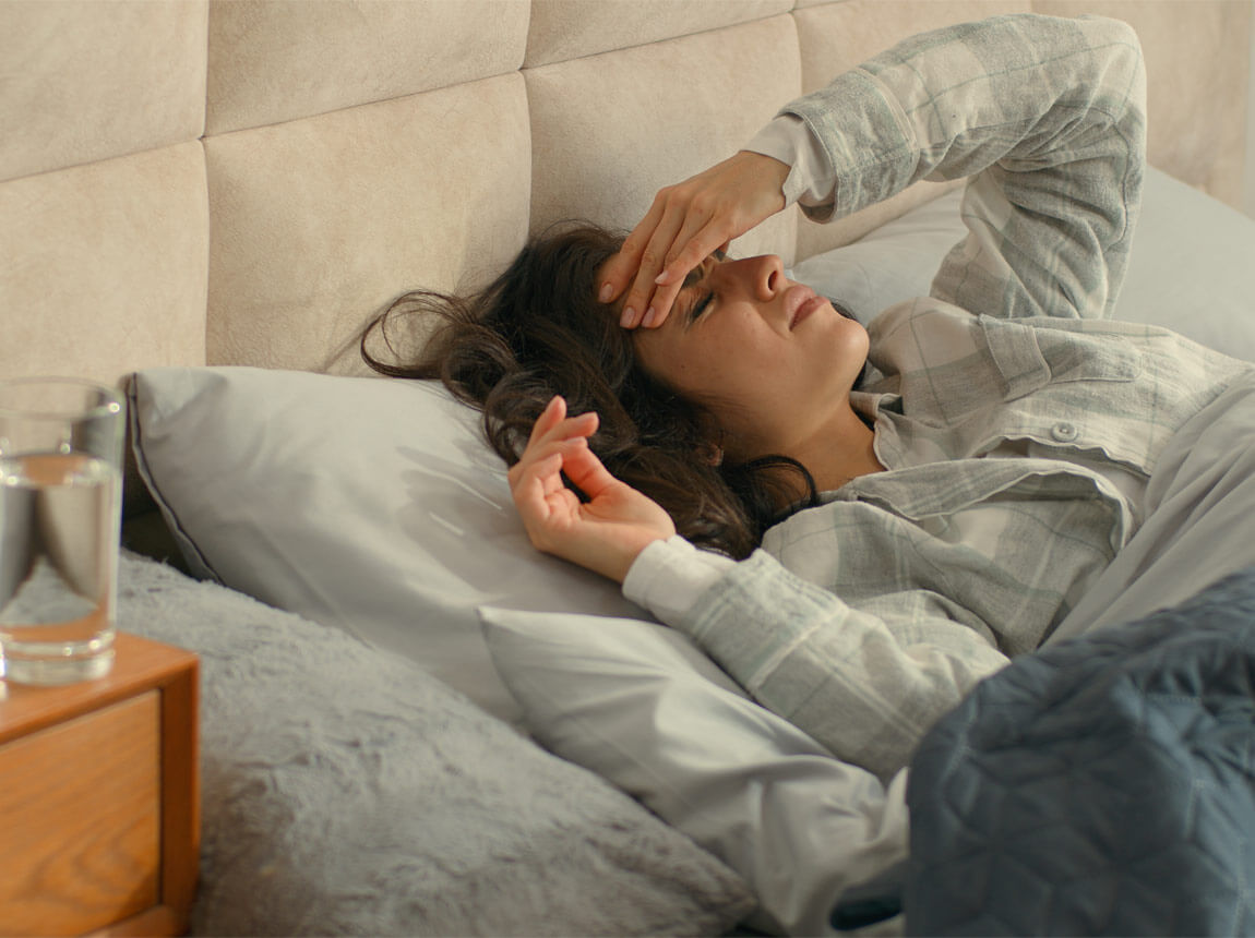 žena v posteli - kocovina 