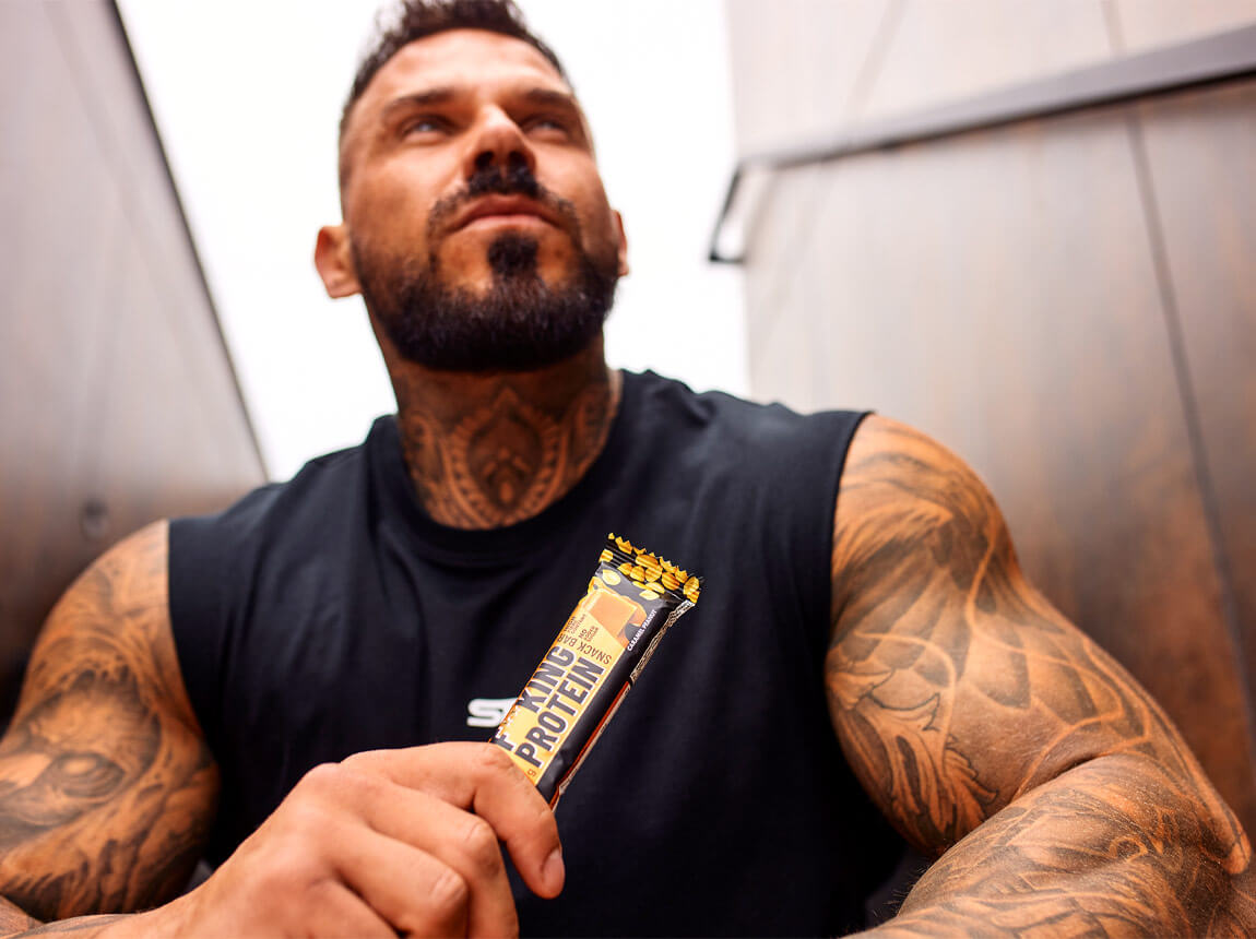 muž s proteinovou tyčinkou 