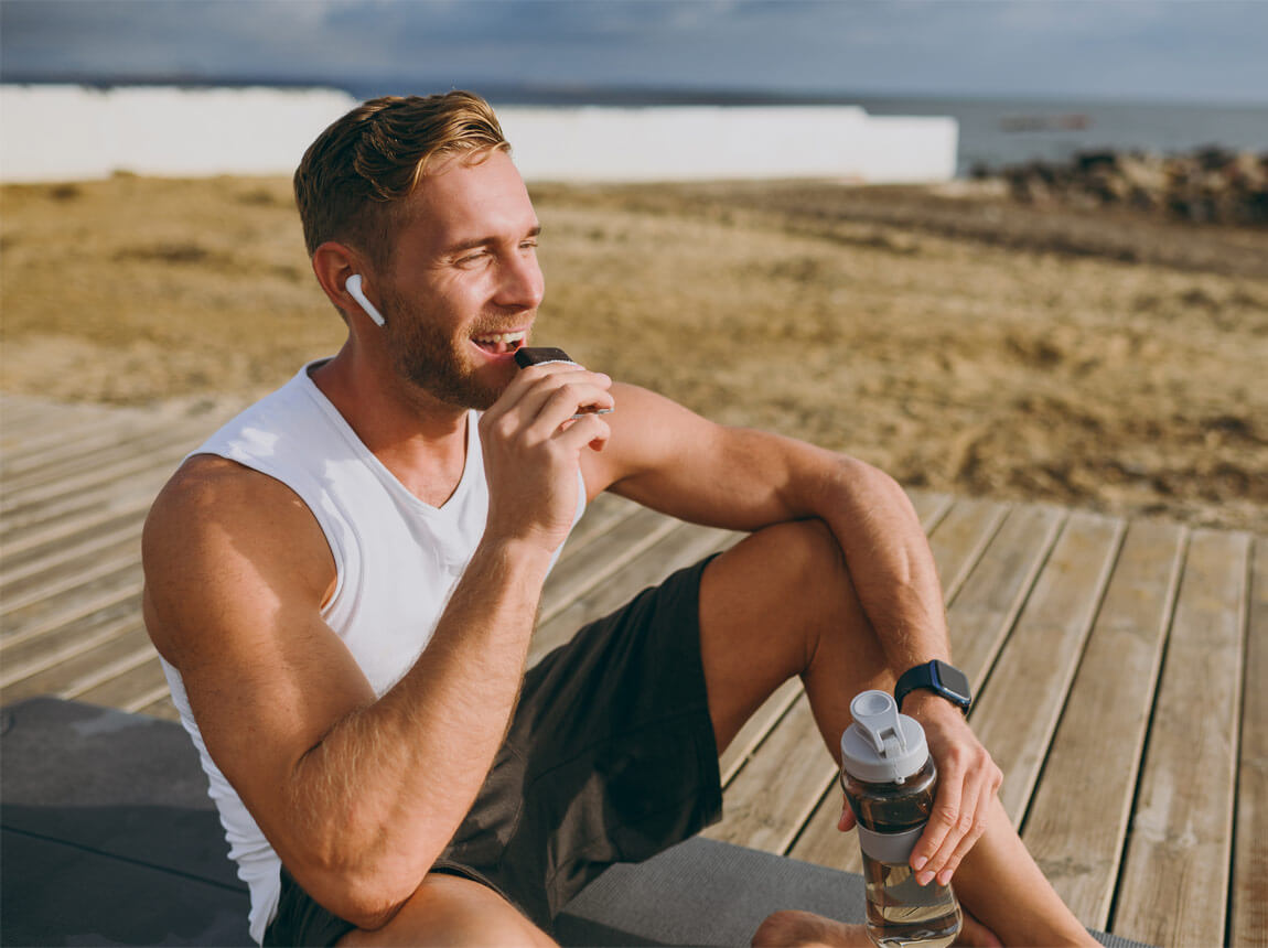 muž s proteinovou tyčinkou 