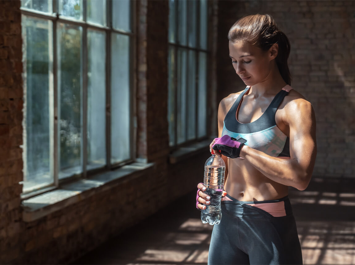 aktivní žena s lahví vody