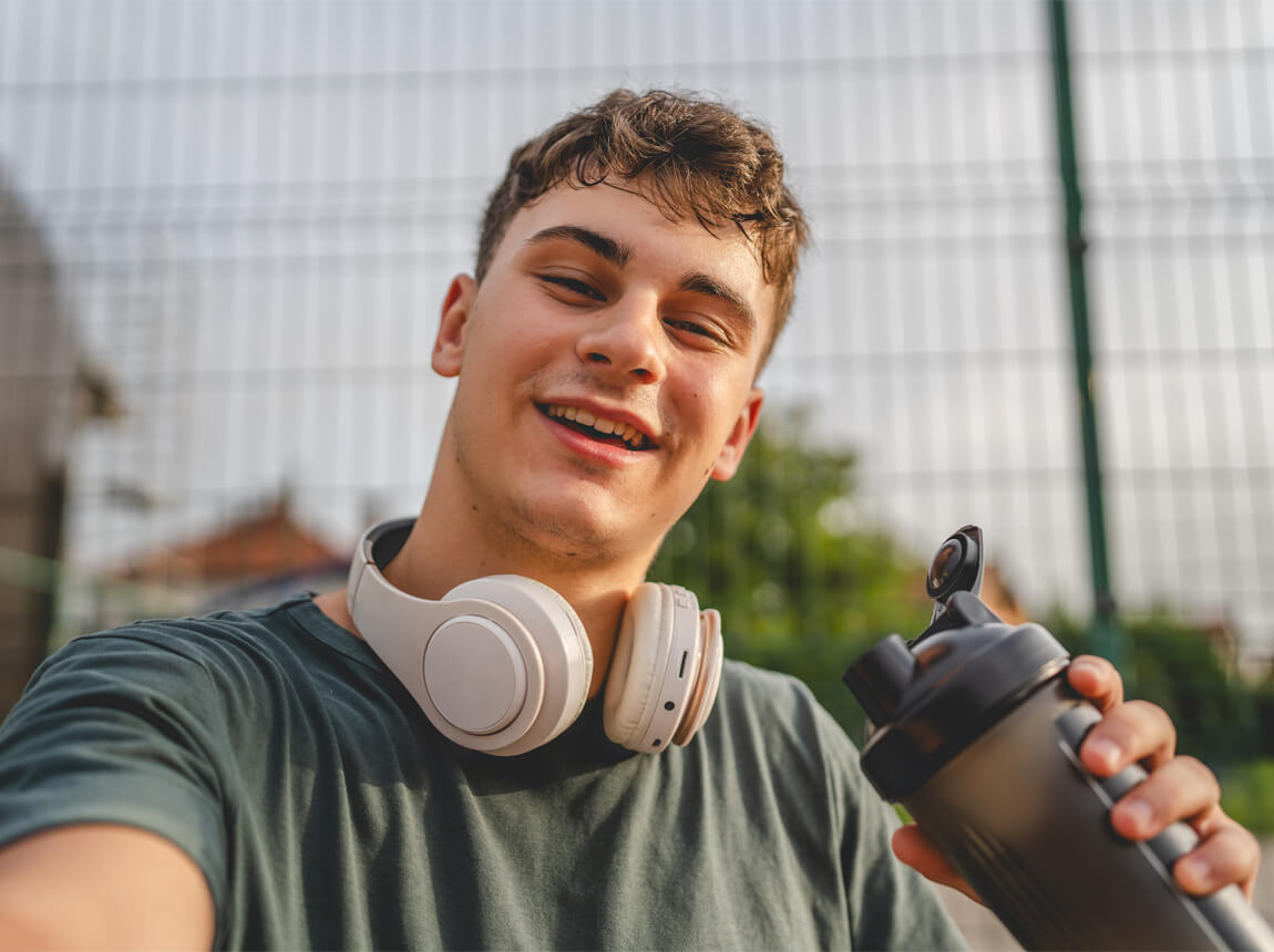 muž s proteinovým koktejlem 