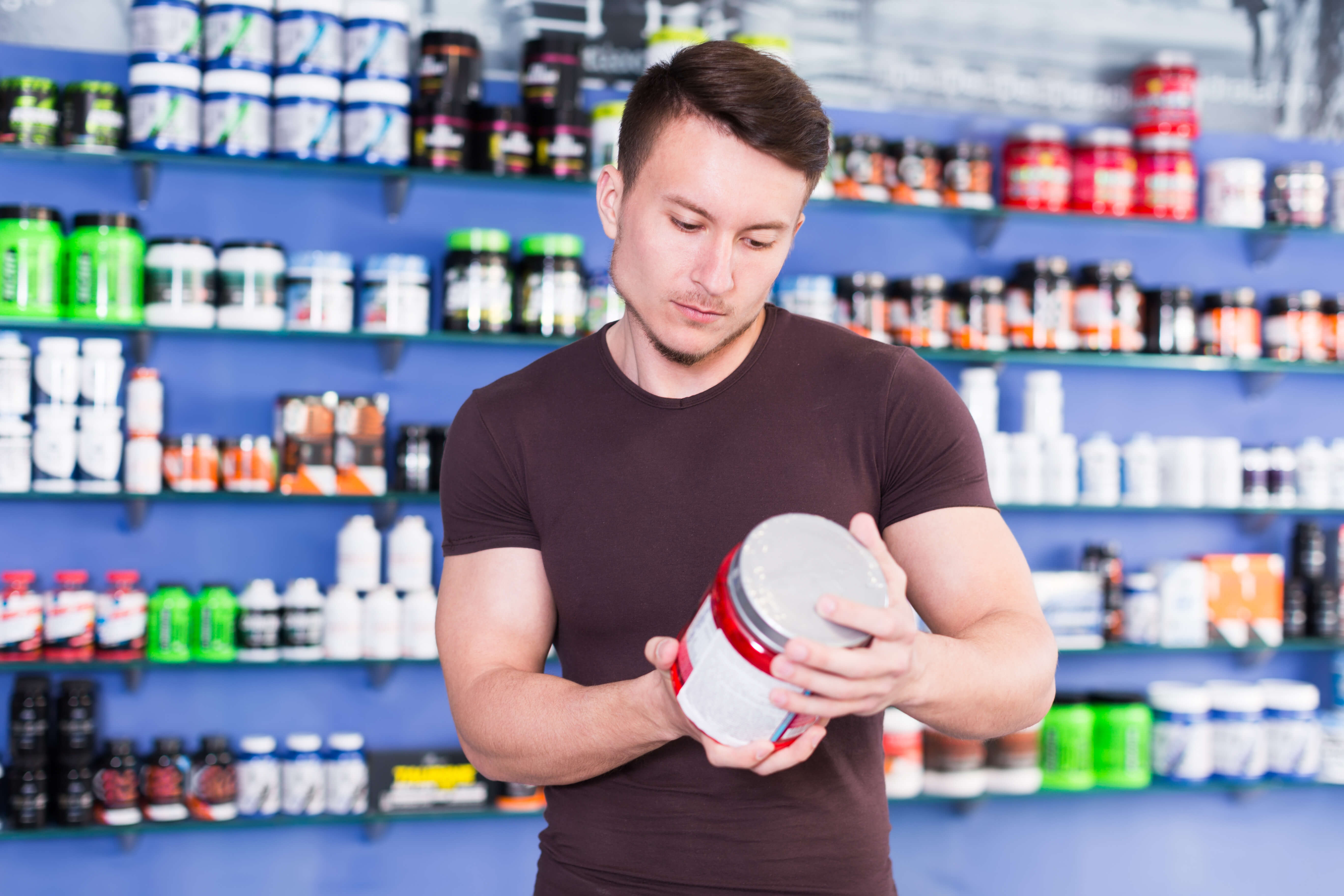 muž v obchodě s doplňky stravy 