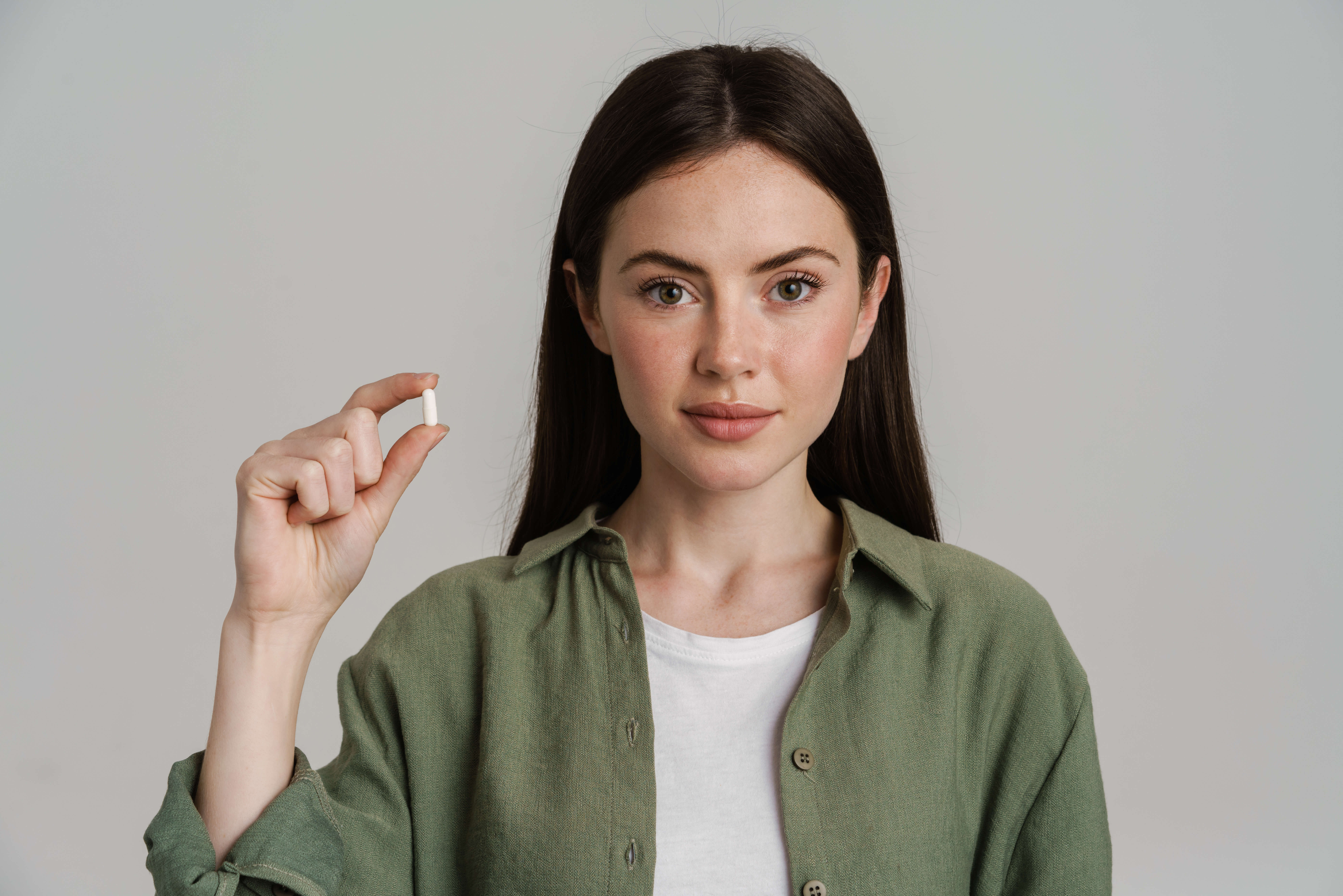 žena s vitaminovou kapslí 