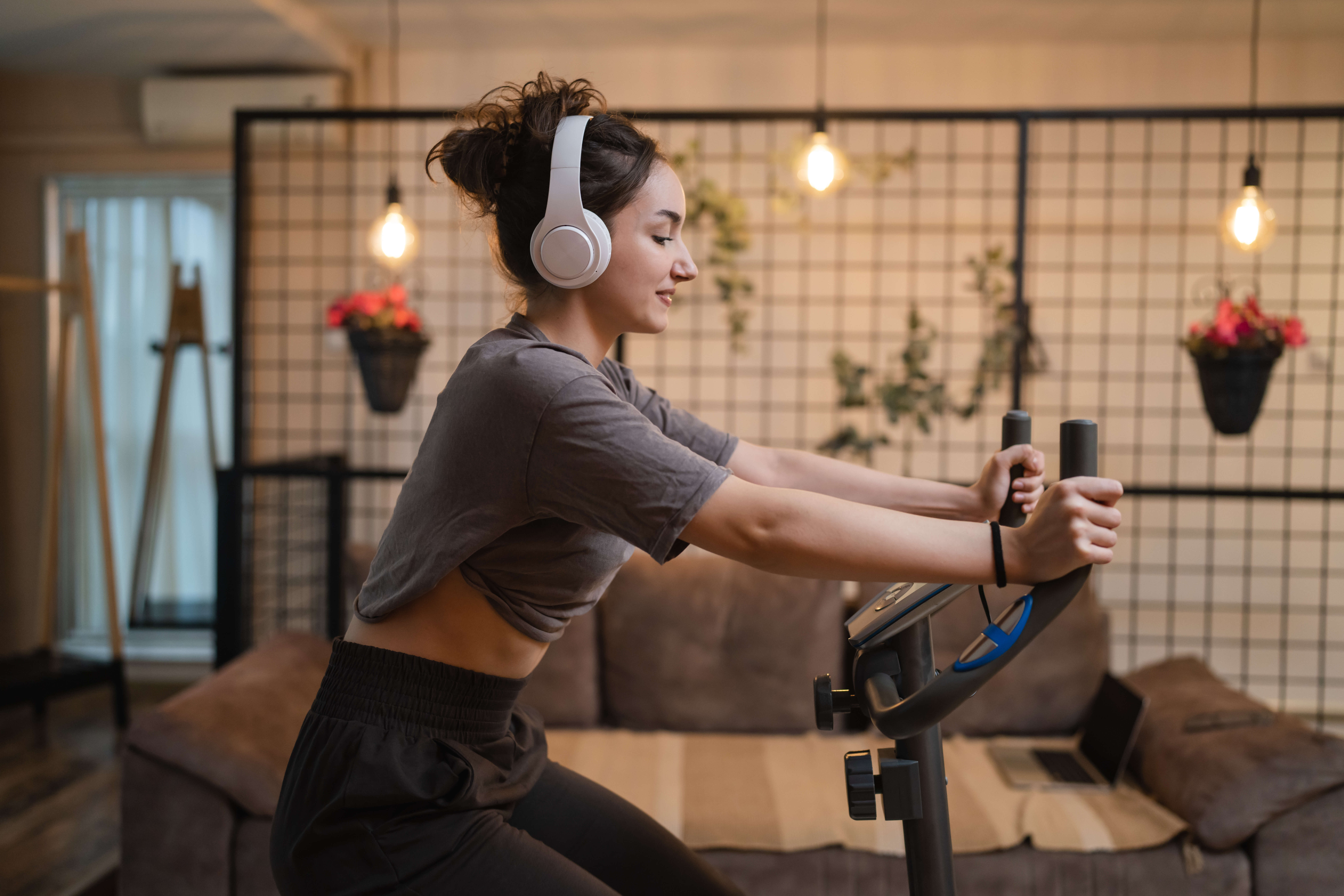 žena - kardio trénink na stacionárním kole