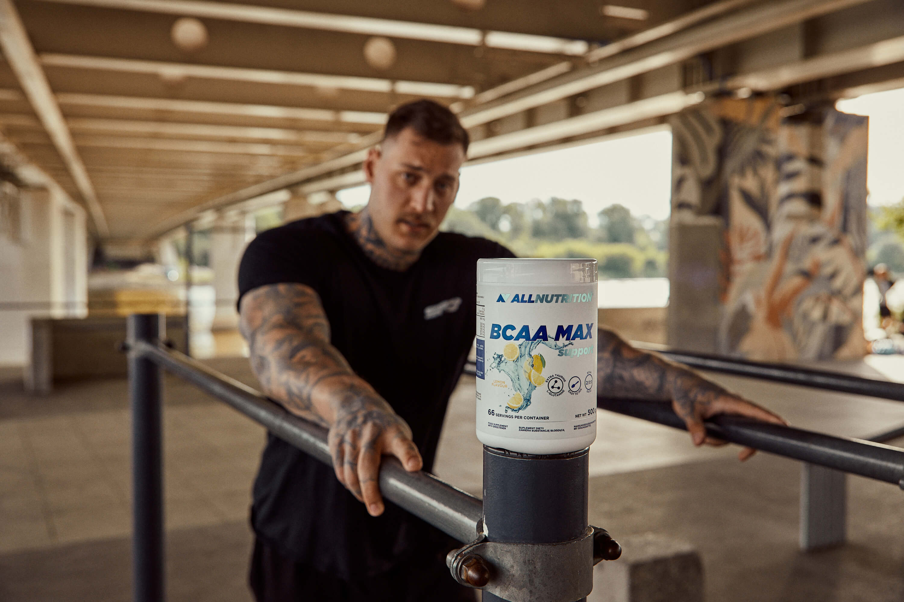 Tréniank nalačno - muž před tréninkem s BCAA