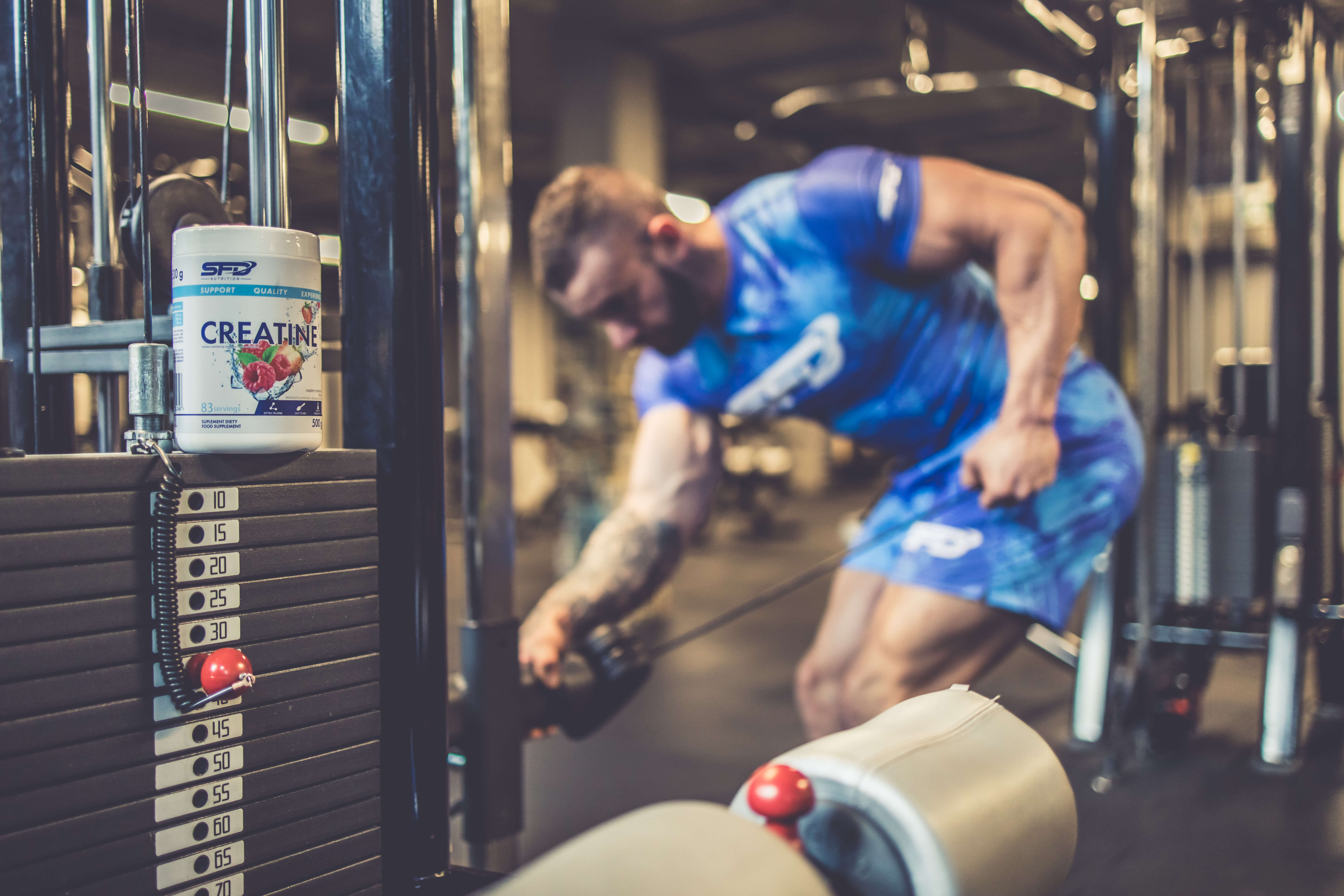 muž s kreatinem v posilovně 