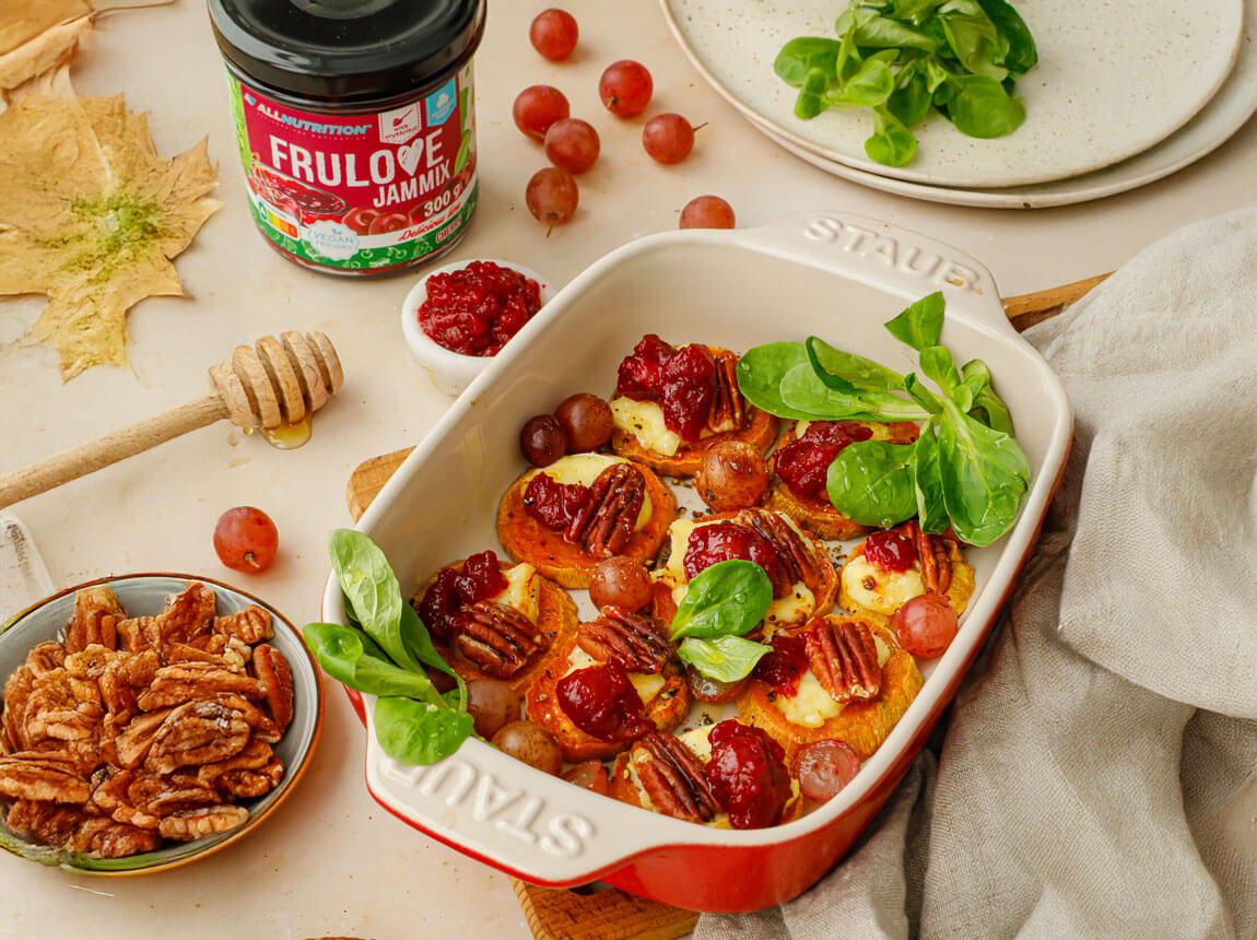 sladk&eacute; brambory zapečen&eacute; s brie s&yacute;rem, ořechy a Frulove Jammix Cherry