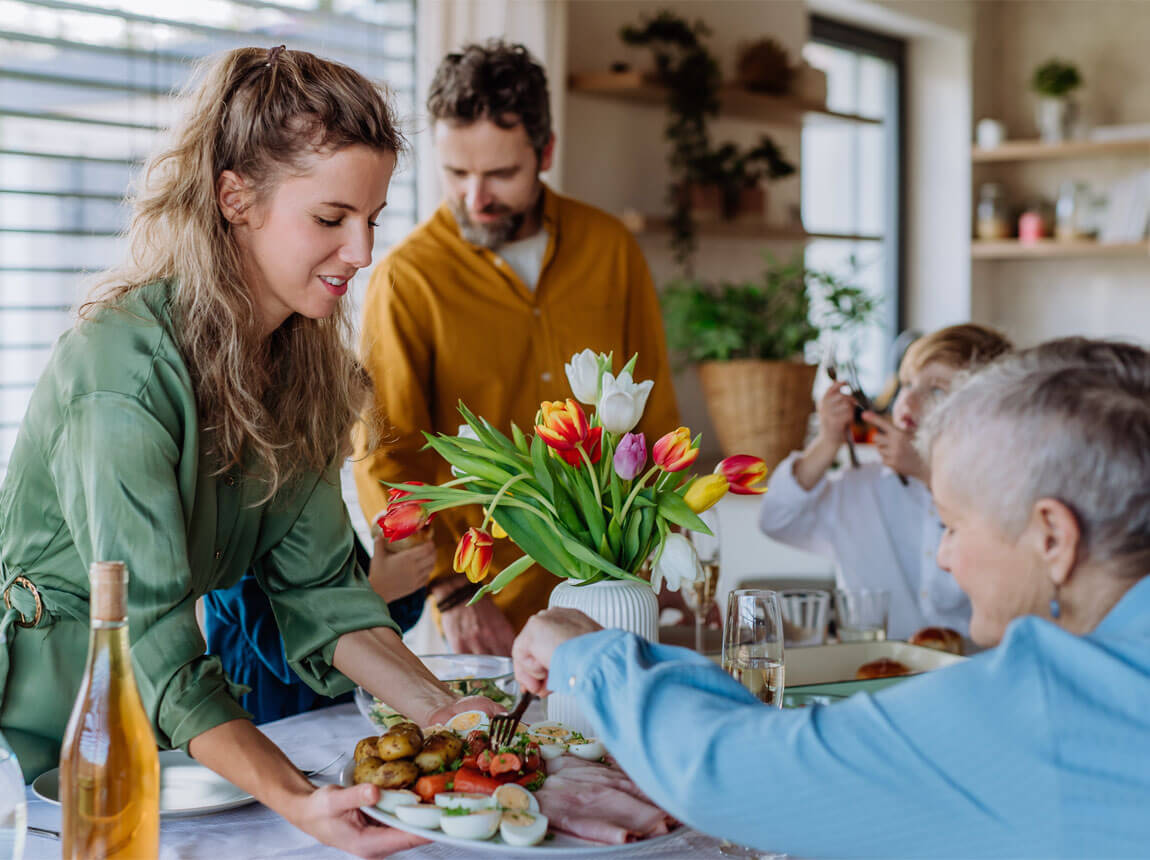 rodina u stolu - společné jídlo 