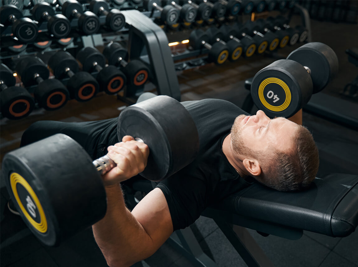 muži - silový trénink, budování svalové hmoty