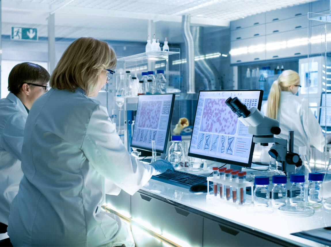 vědec v laboratoři