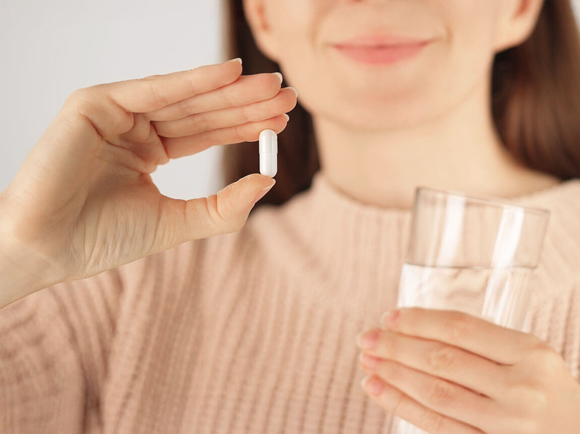 žena s kapsl&iacute; selenu