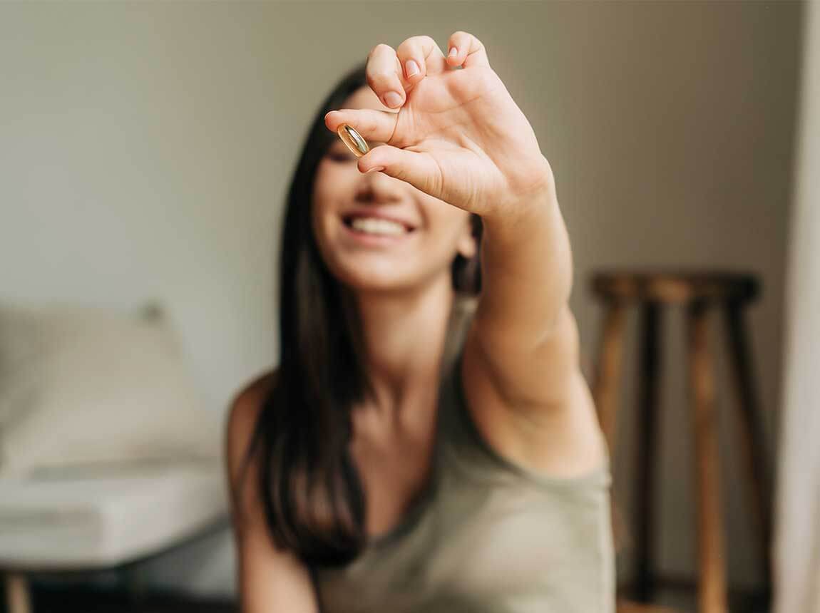 žena s kapsl&iacute; omega-3